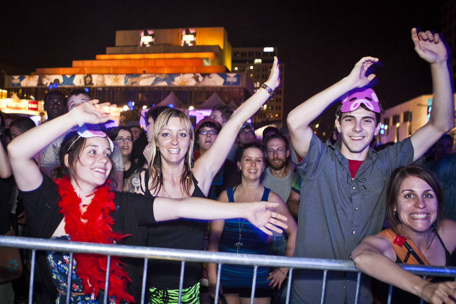 Canailles a défié les lois et a célébré un bal masqué dimanche soir aux Francos