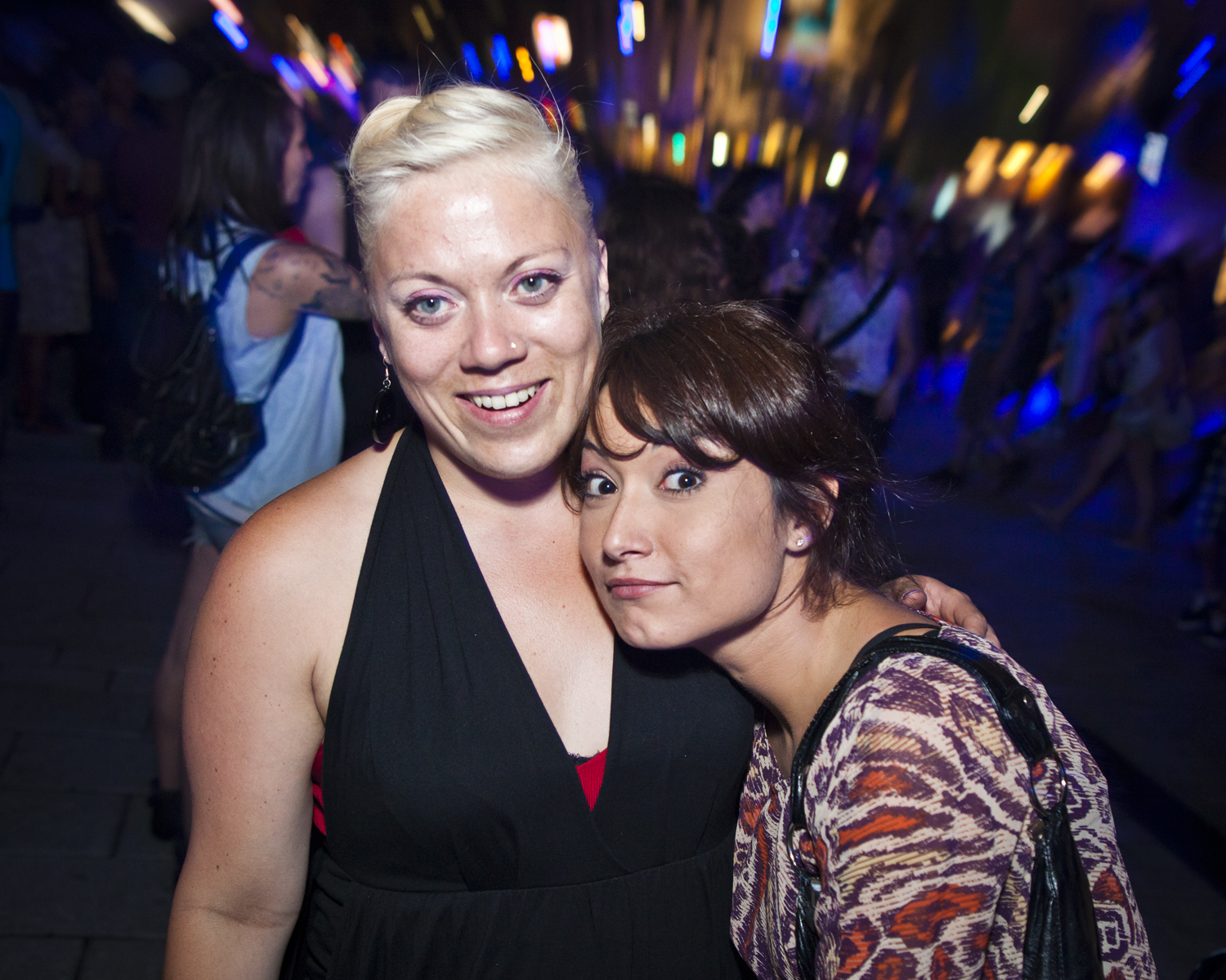 Canailles a défié les lois et a célébré un bal masqué dimanche soir aux Francos