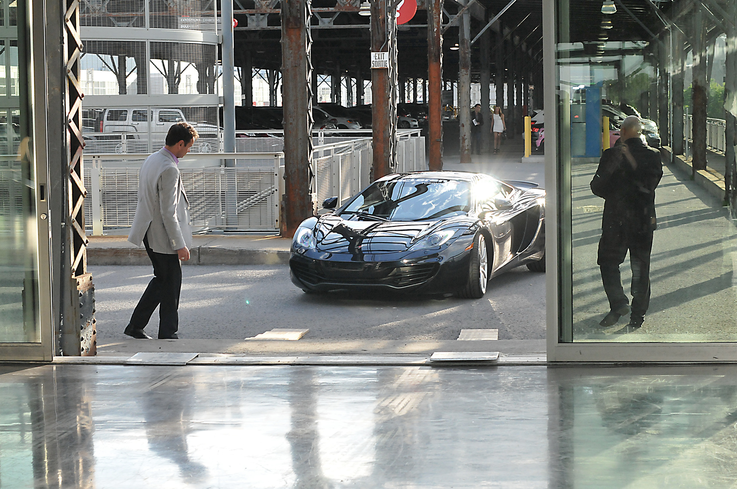 Le plus beau des coureurs automobile, Jenson Button, fait un pit stop dans le Vieux-port