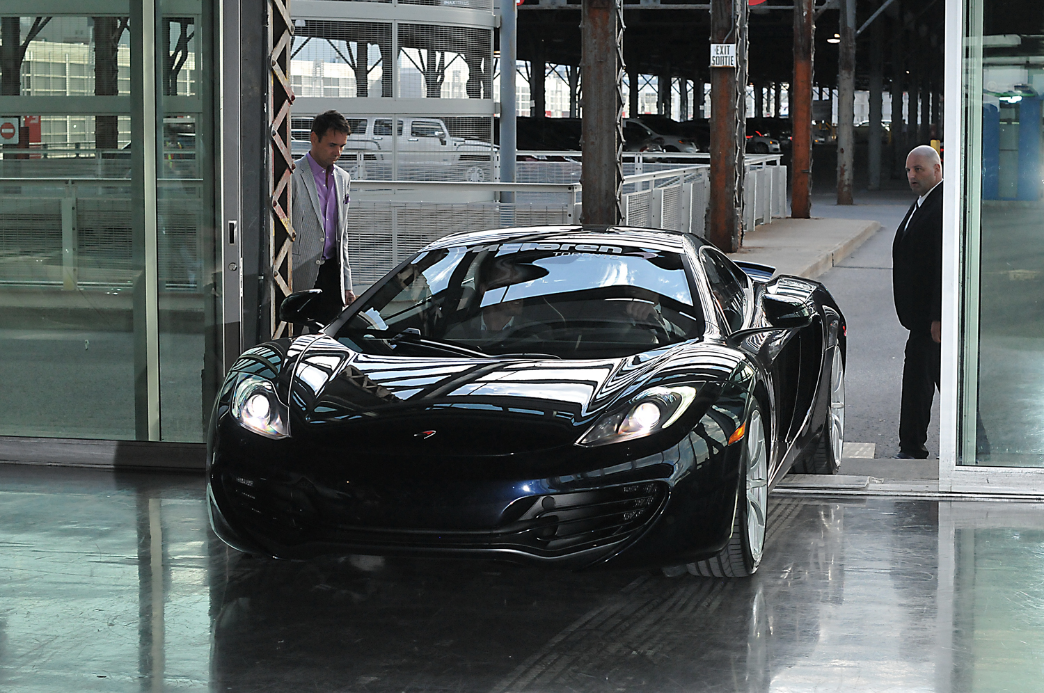 Le plus beau des coureurs automobile, Jenson Button, fait un pit stop dans le Vieux-port