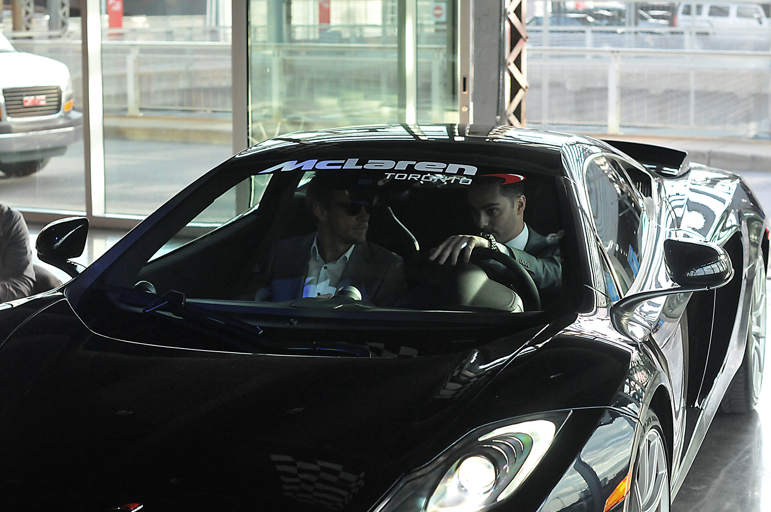 Le plus beau des coureurs automobile, Jenson Button, fait un pit stop dans le Vieux-port