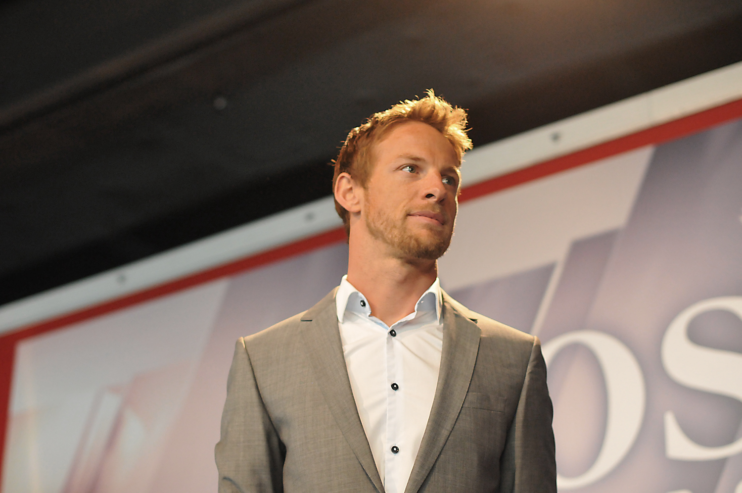 Le plus beau des coureurs automobile, Jenson Button, fait un pit stop dans le Vieux-port