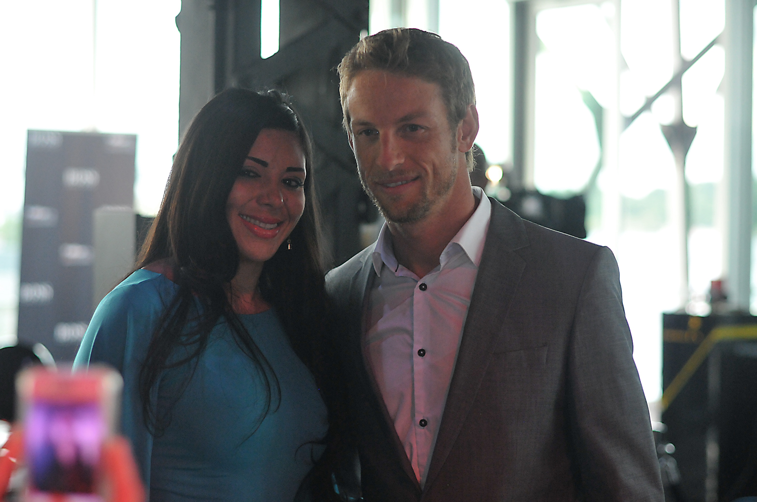 Le plus beau des coureurs automobile, Jenson Button, fait un pit stop dans le Vieux-port