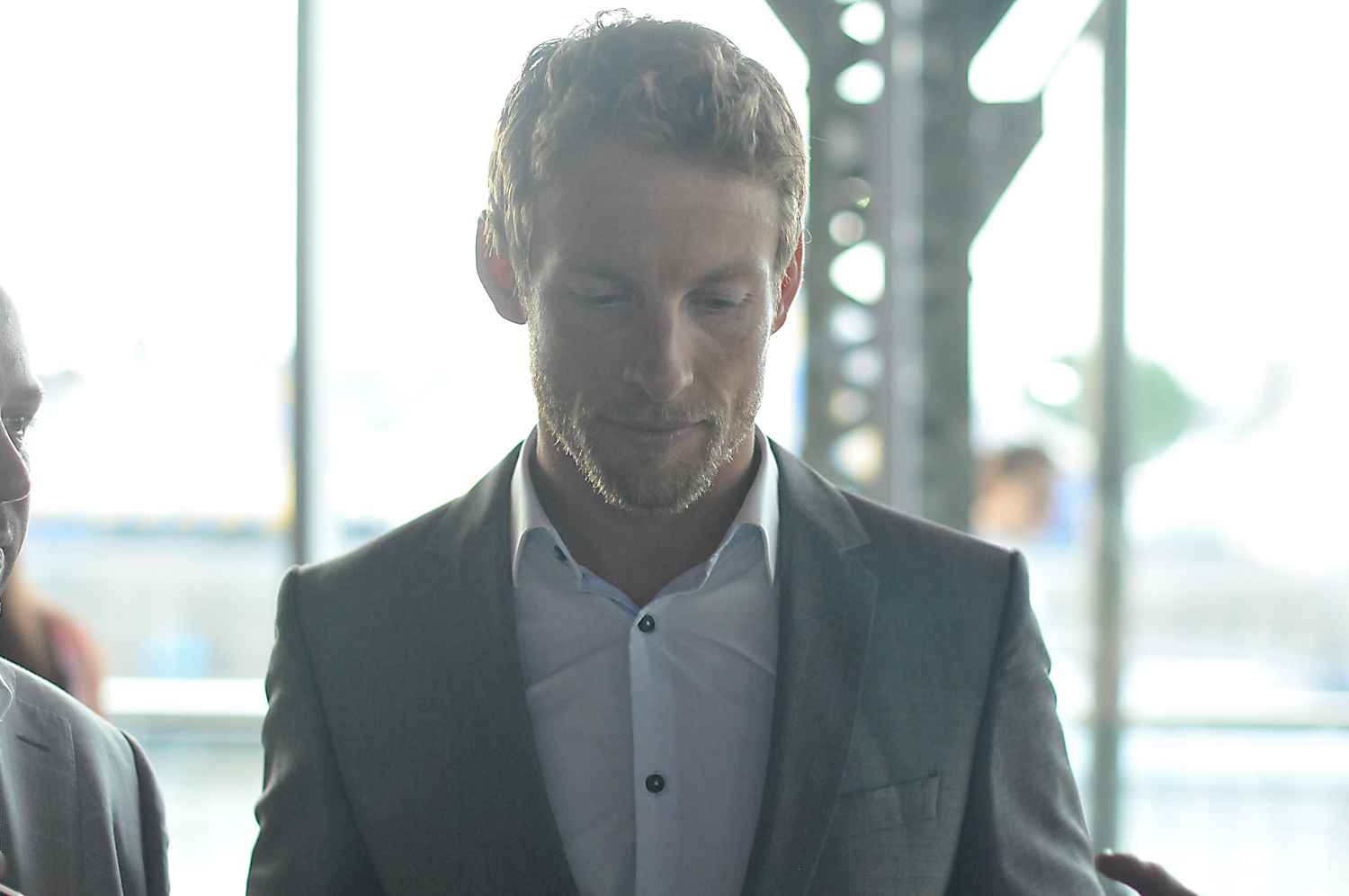 Le plus beau des coureurs automobile, Jenson Button, fait un pit stop dans le Vieux-port