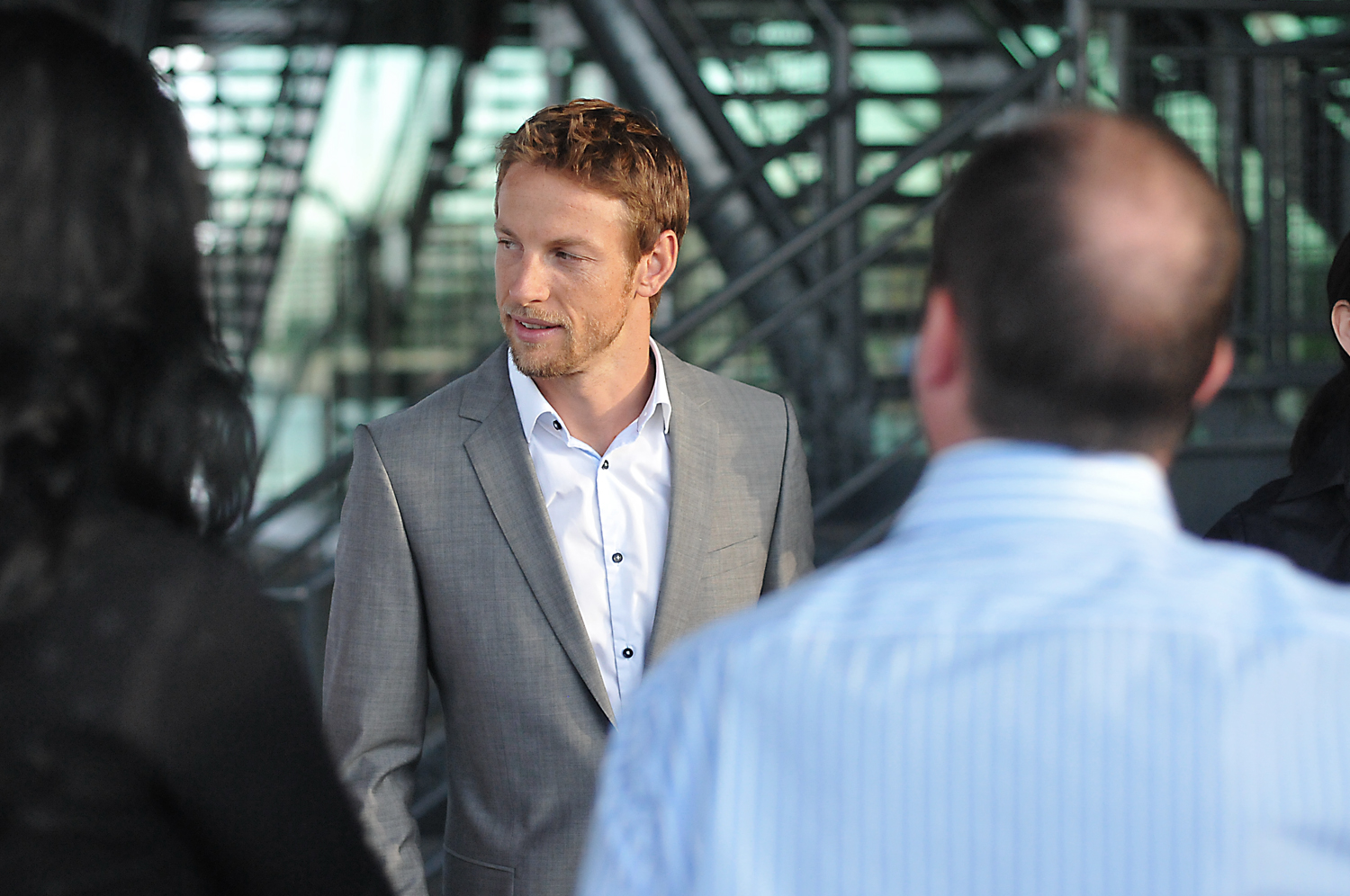 Le plus beau des coureurs automobile, Jenson Button, fait un pit stop dans le Vieux-port