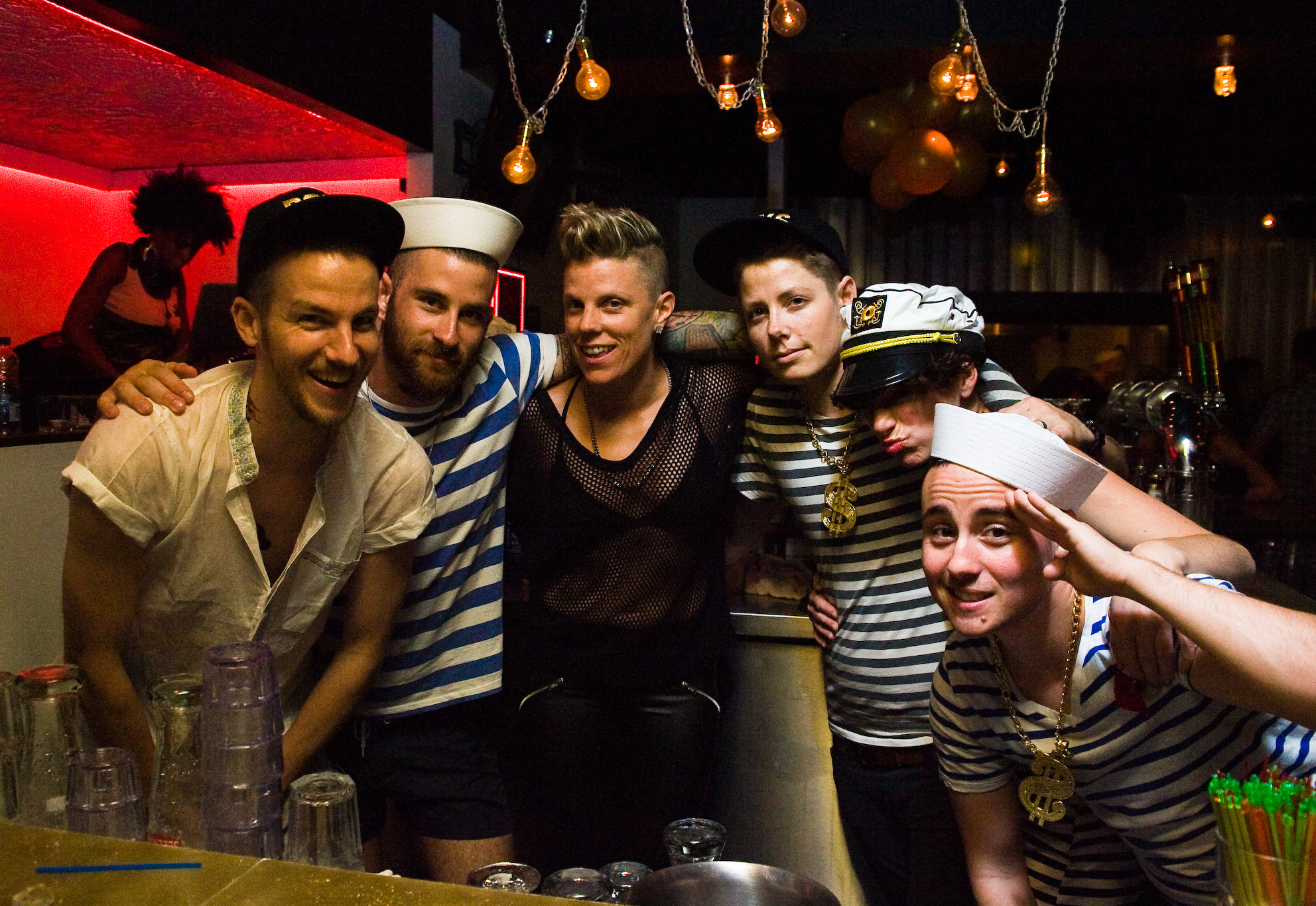 Le Royal Phoenix fête son 1er anniversaire avec de l'or et un gros gâteau