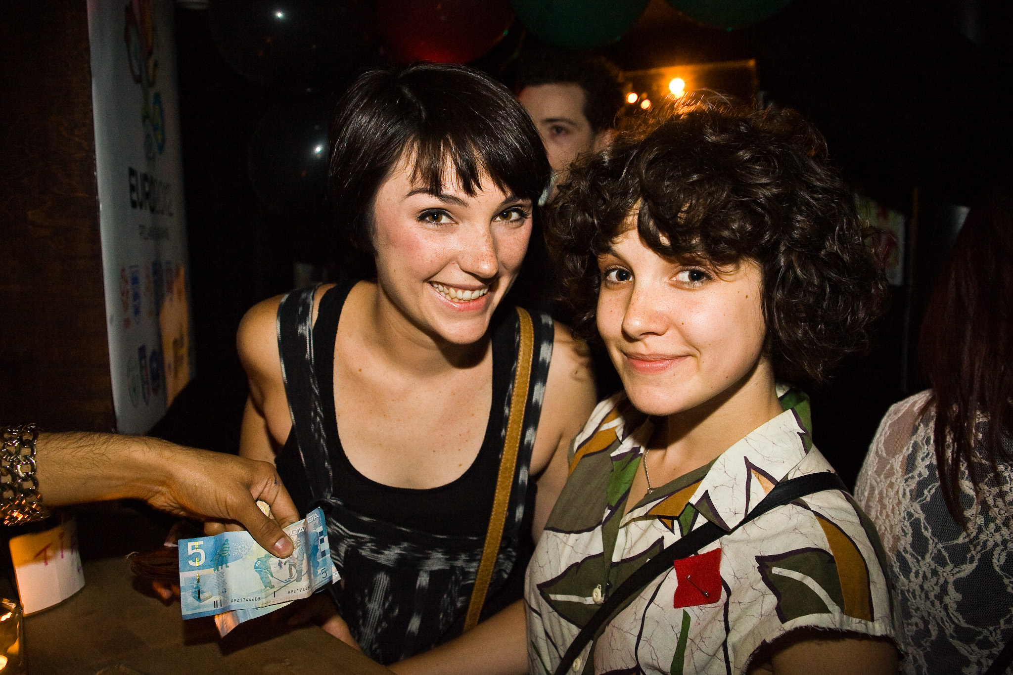 Le Royal Phoenix fête son 1er anniversaire avec de l'or et un gros gâteau