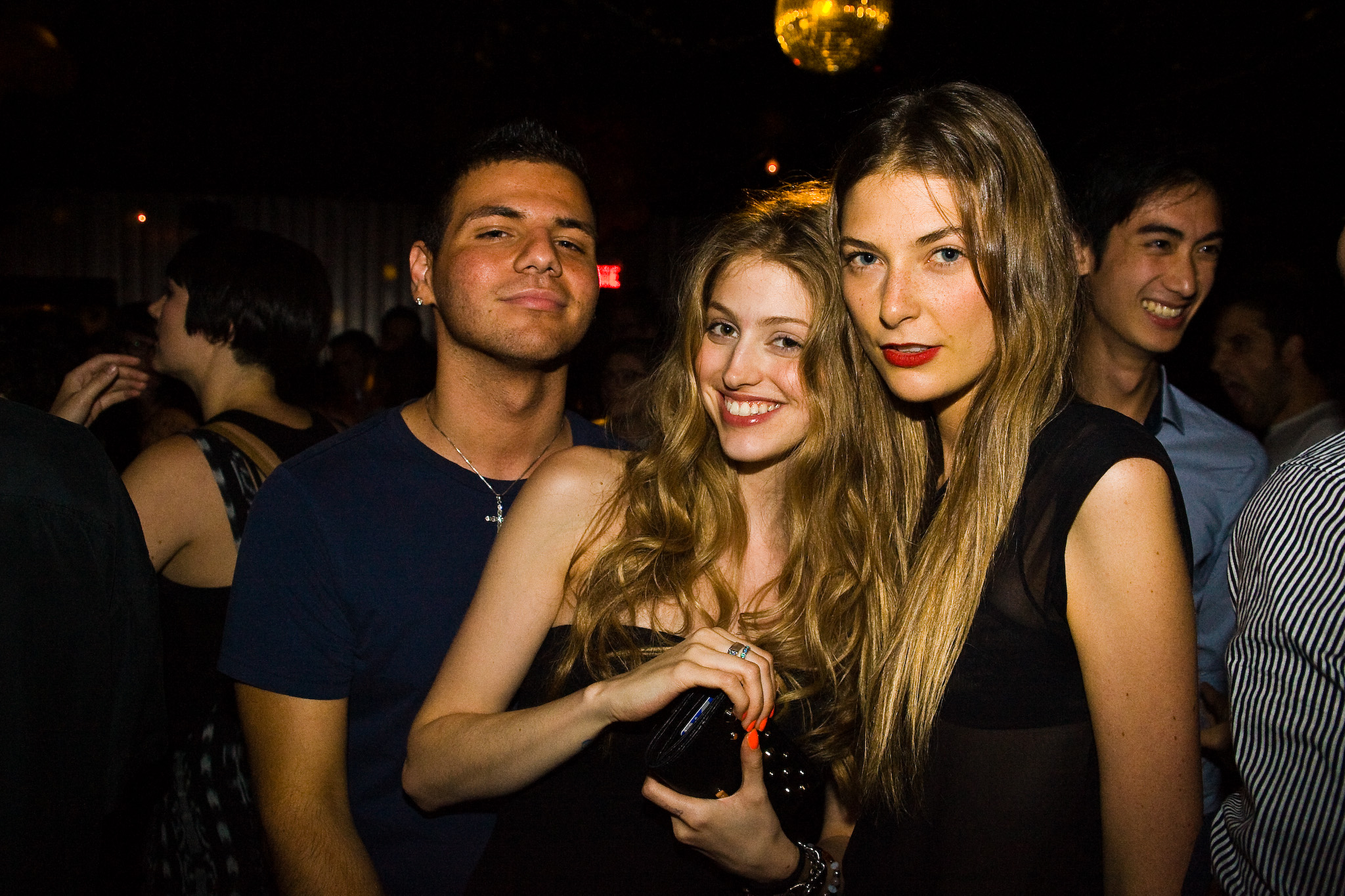 Le Royal Phoenix fête son 1er anniversaire avec de l'or et un gros gâteau