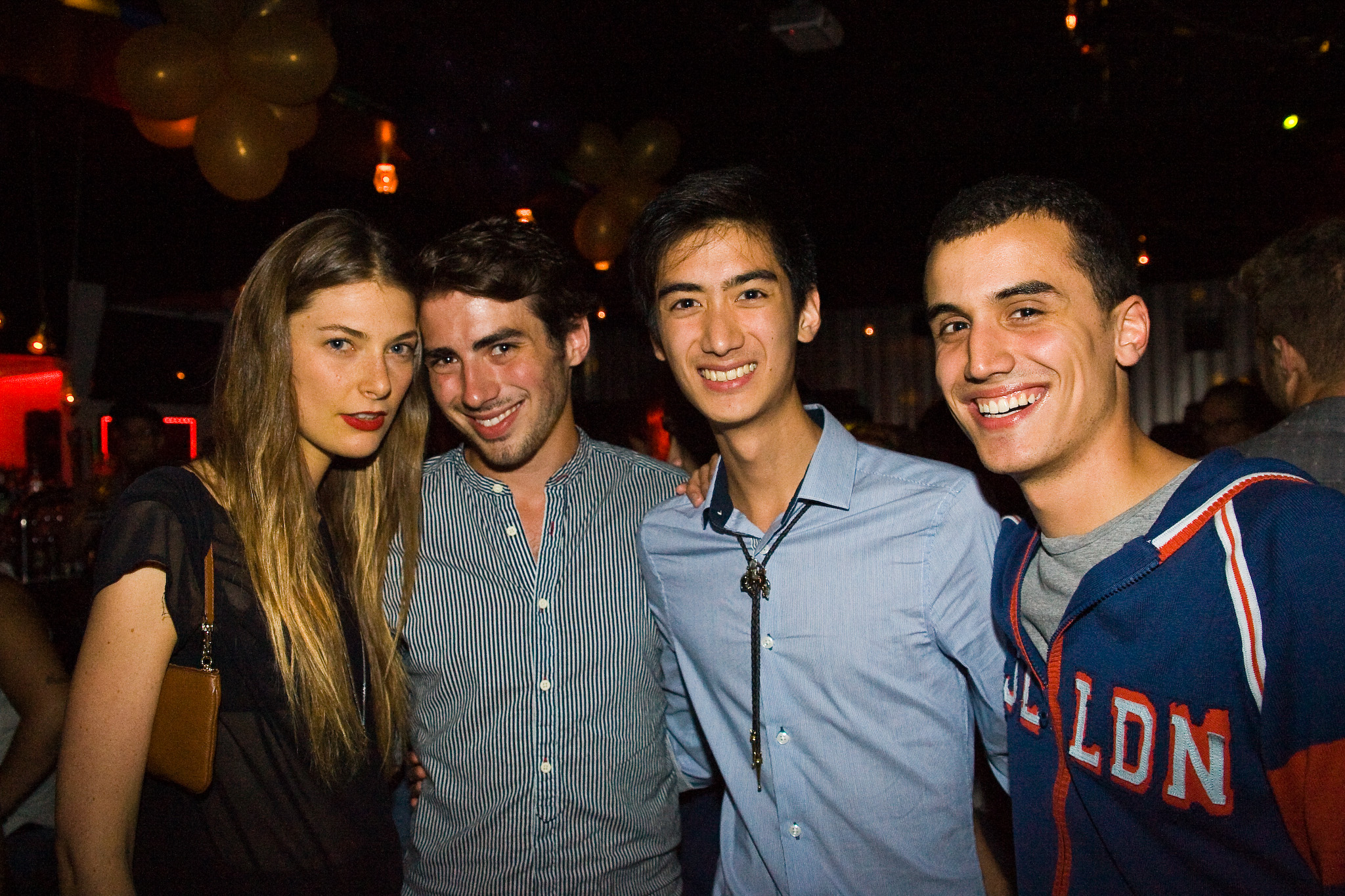 Le Royal Phoenix fête son 1er anniversaire avec de l'or et un gros gâteau