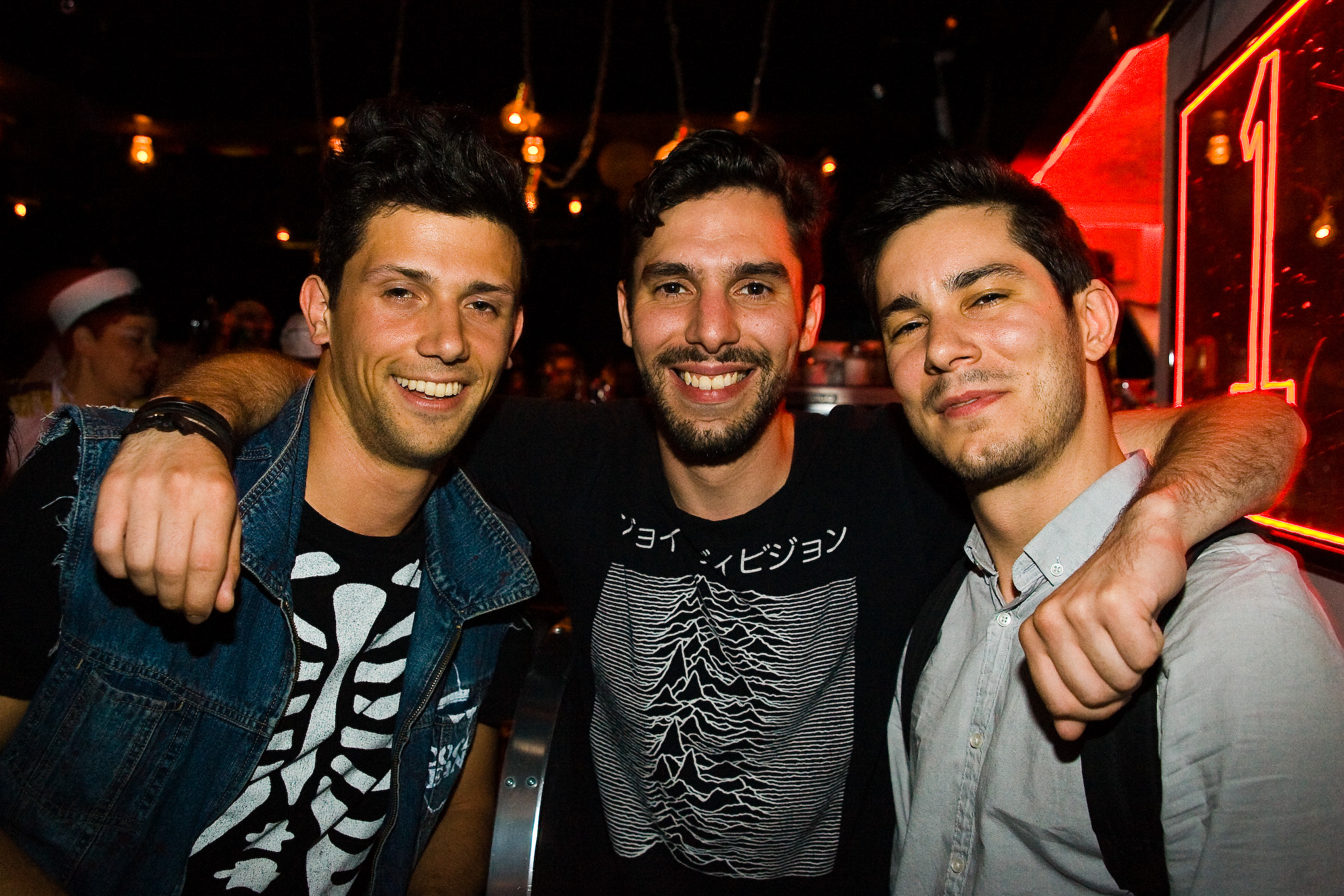 Le Royal Phoenix fête son 1er anniversaire avec de l'or et un gros gâteau