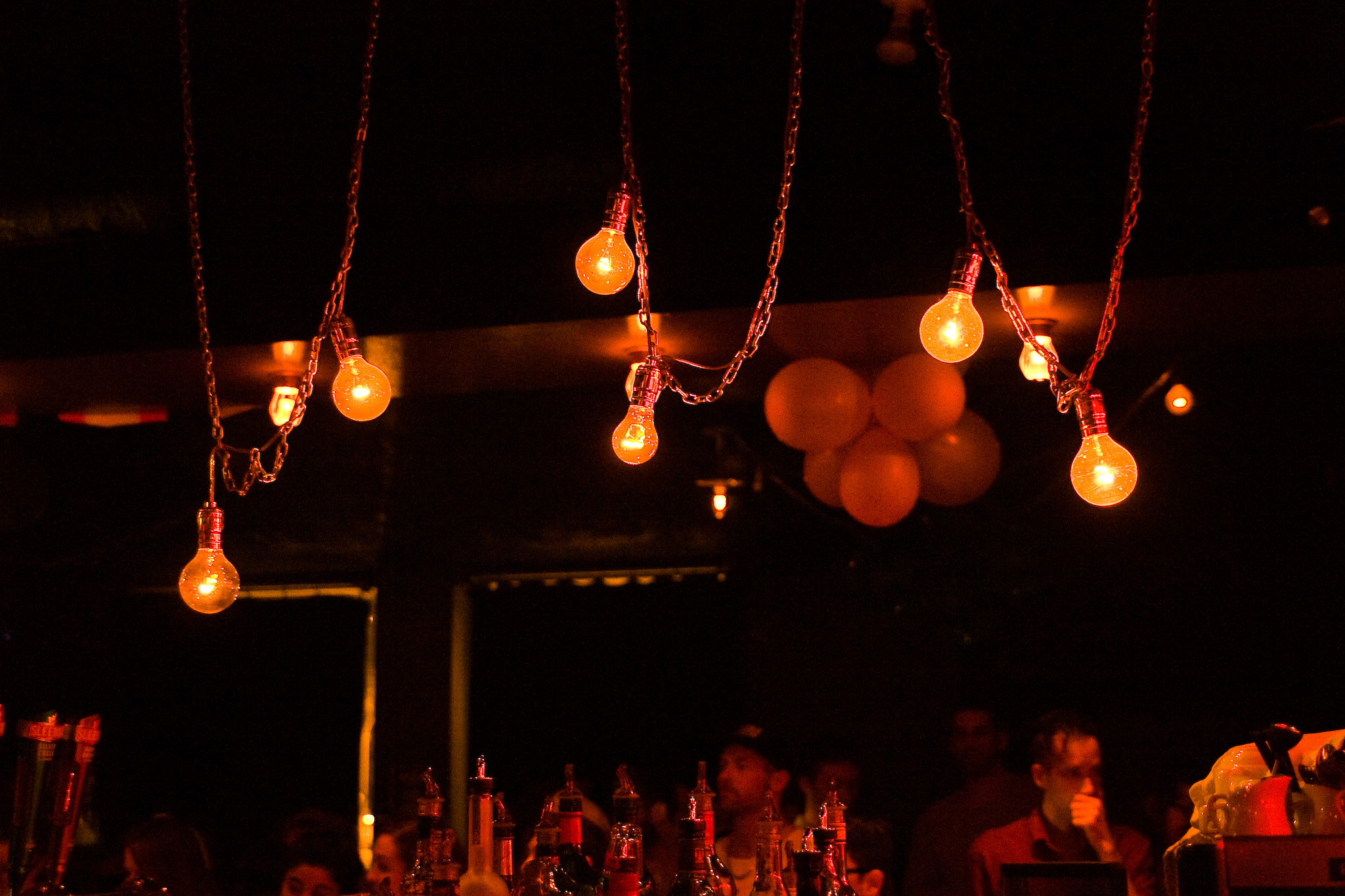 Le Royal Phoenix fête son 1er anniversaire avec de l'or et un gros gâteau