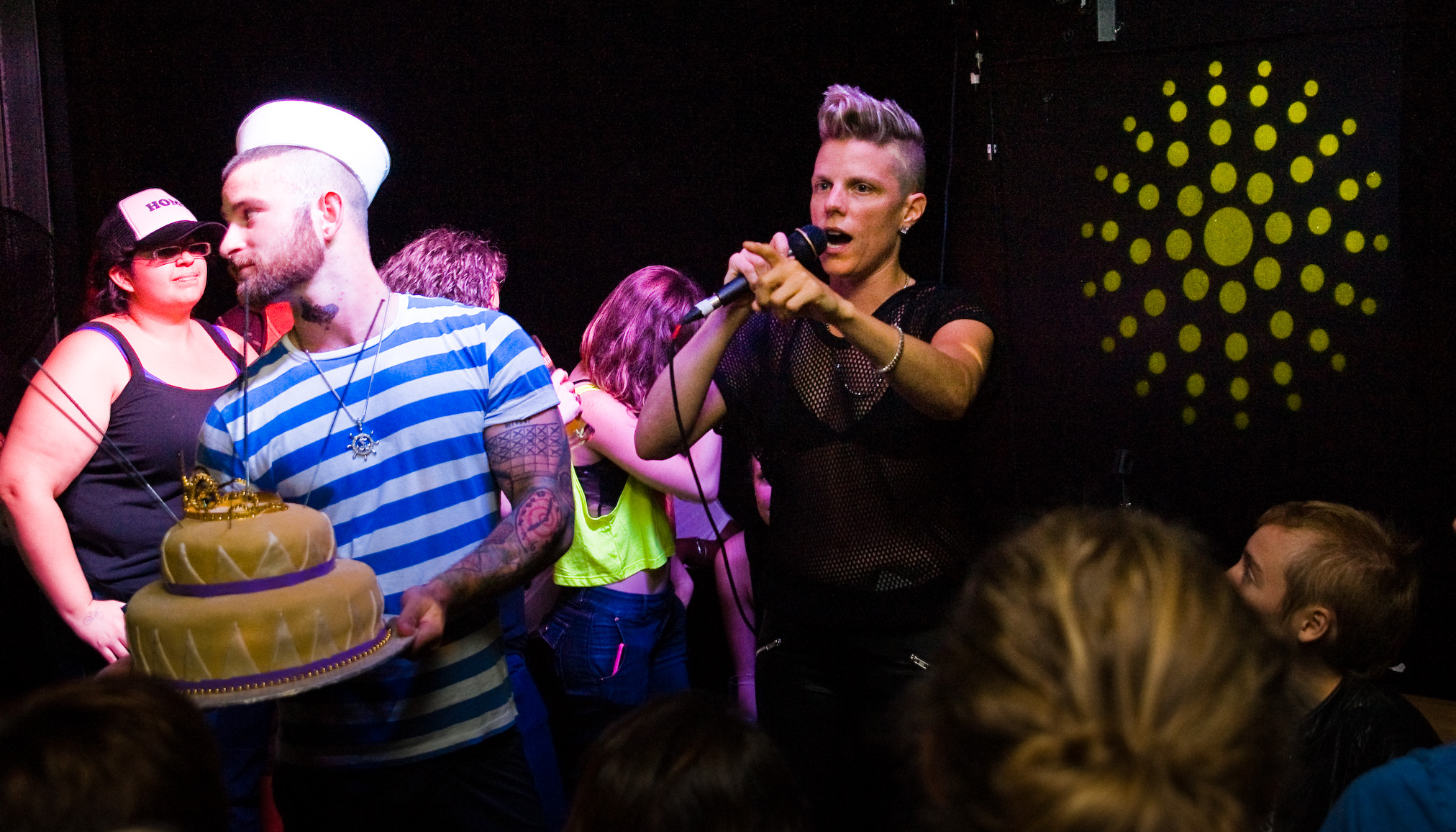 Le Royal Phoenix fête son 1er anniversaire avec de l'or et un gros gâteau