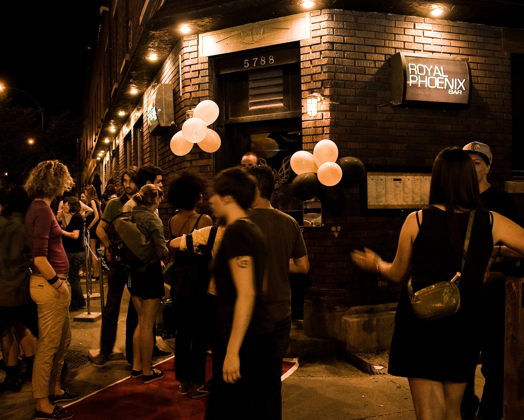 Le Royal Phoenix fête son 1er anniversaire avec de l'or et un gros gâteau