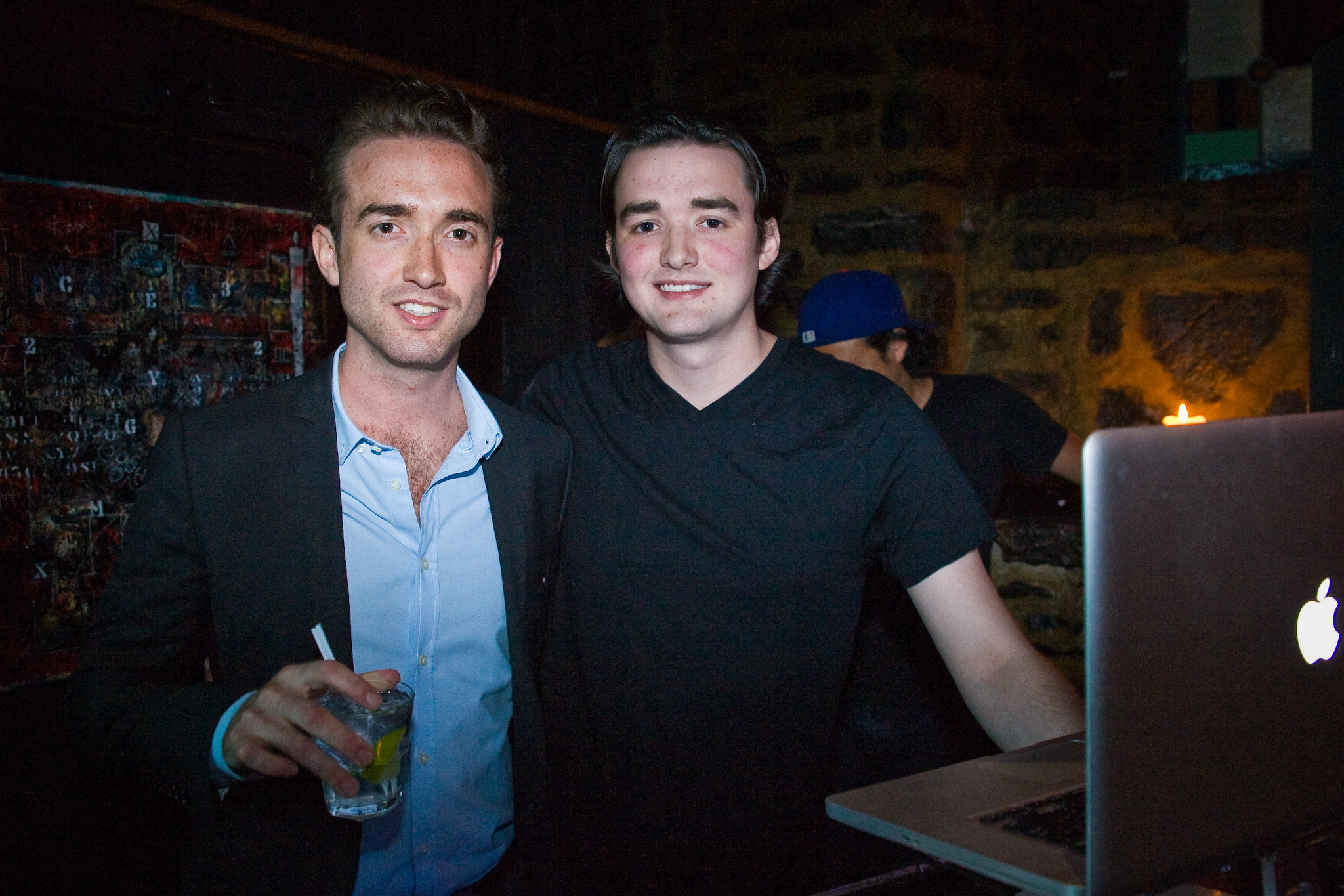 À l'Auberge St-Gabriel, on lance le nouveau wavo avec des beaux geeks et des bulles