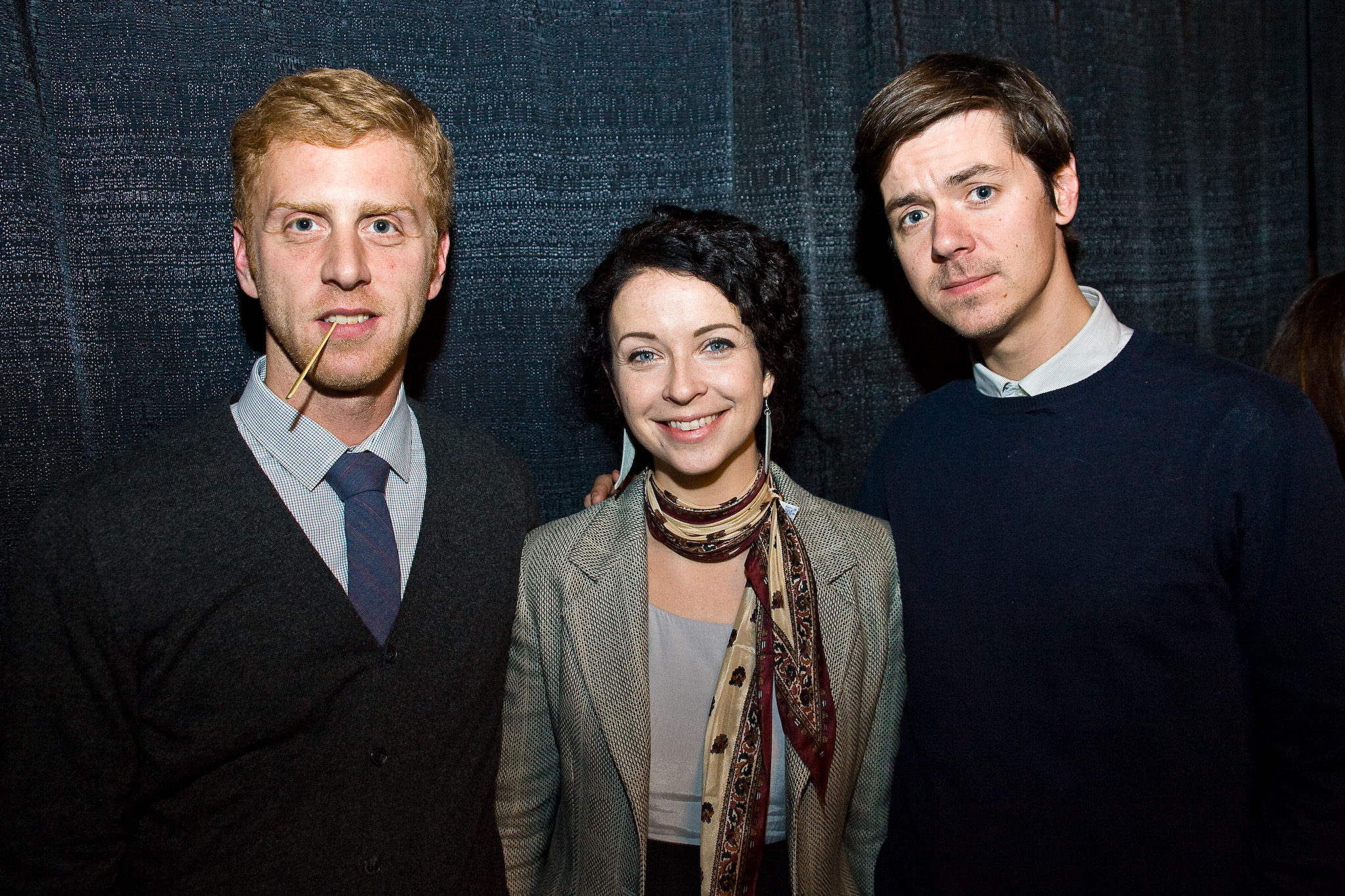 Le bonhomme Carnaval, un homme-lapin rose pis des comédiens connus