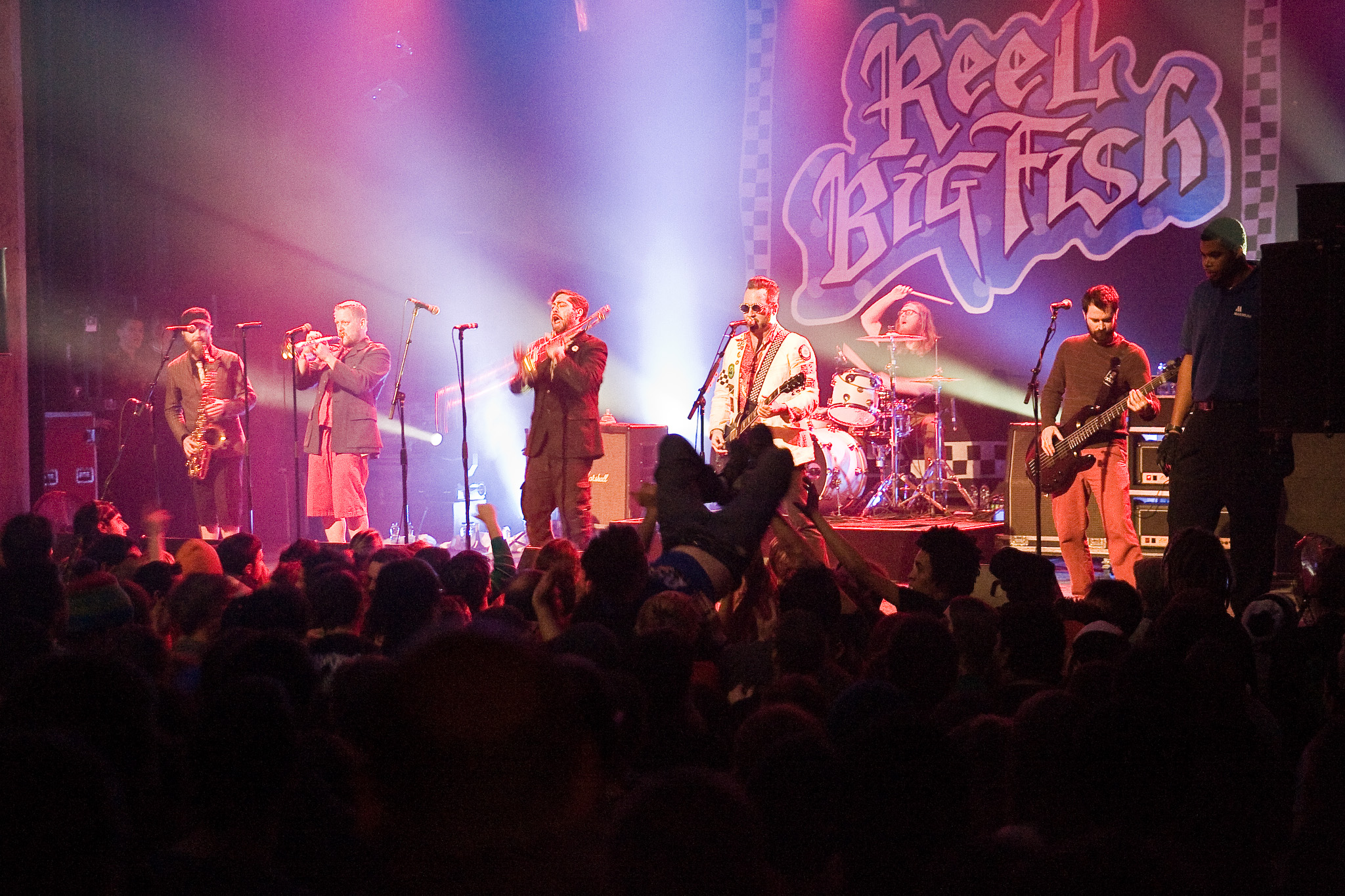 Ça body-surf en malade à Reel Big Fish au Corona