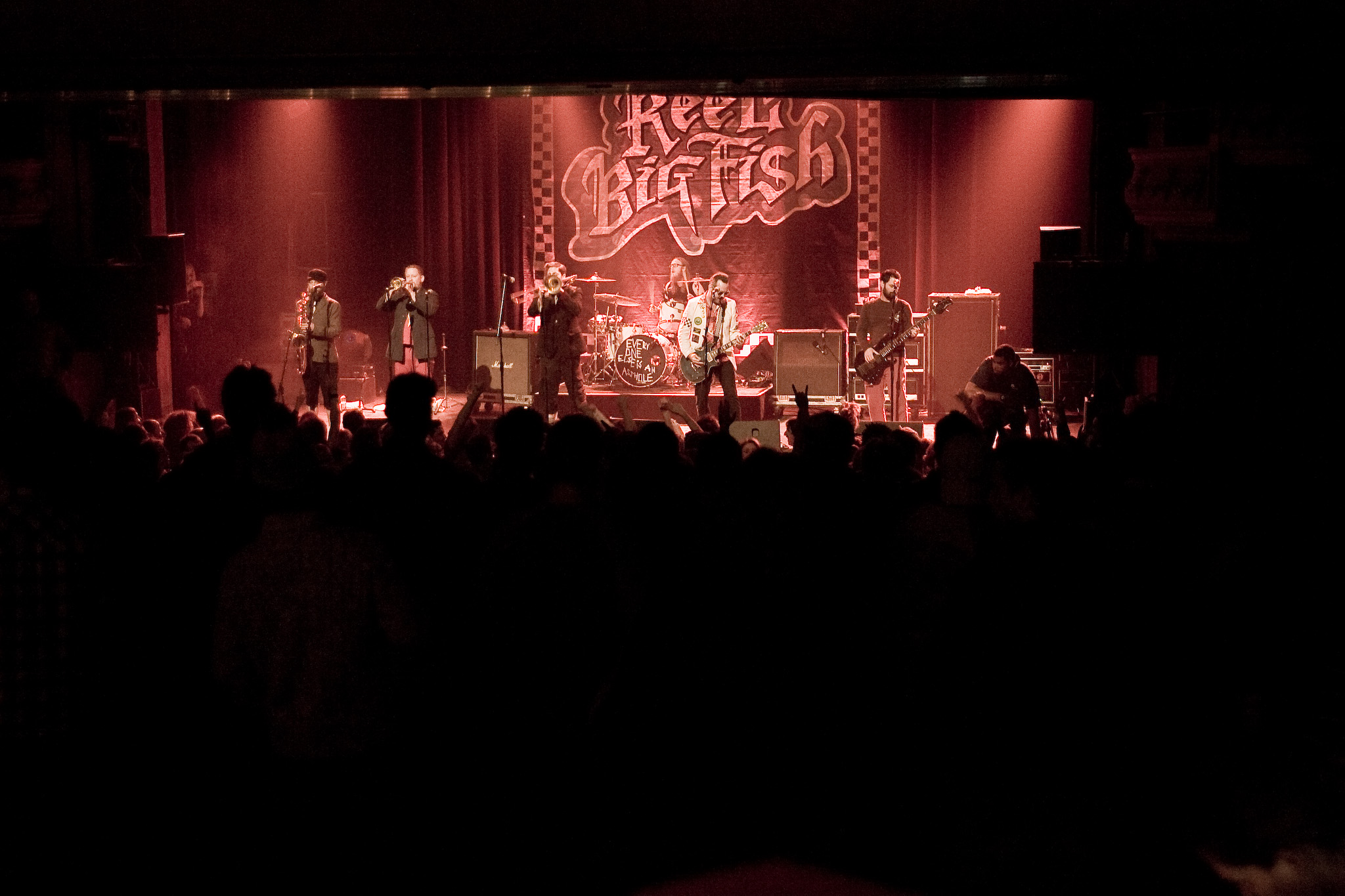 Ça body-surf en malade à Reel Big Fish au Corona