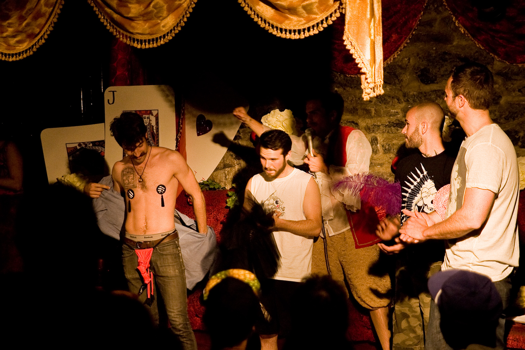 Speakeasy Burlesque à l'Abreuvoir donne une soirée coquine et torride