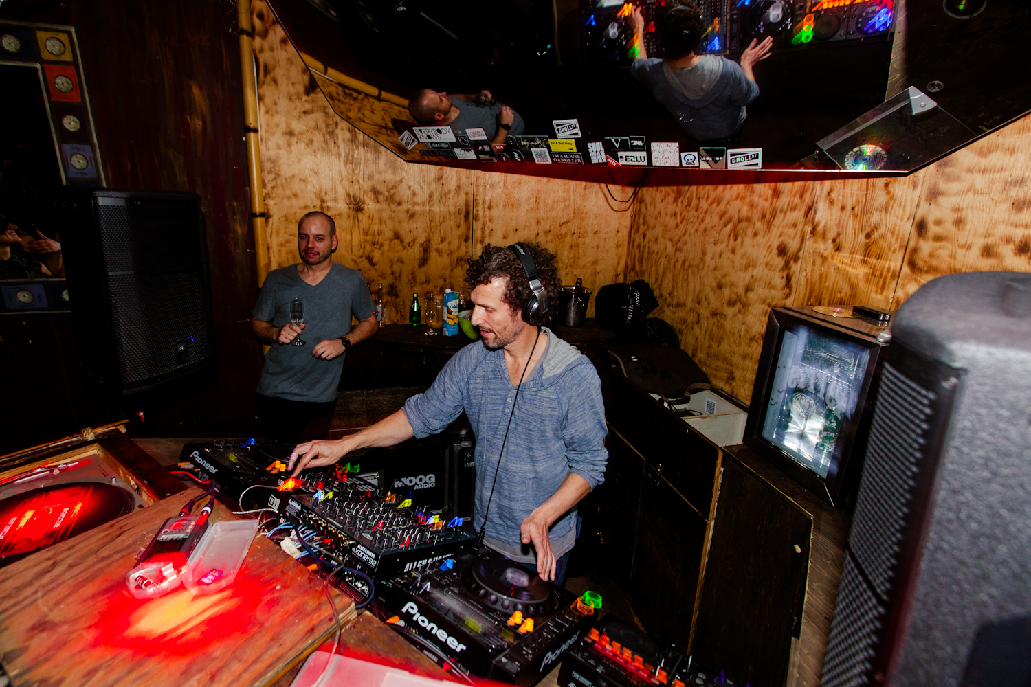 Il y avait de l'amour dans l'air pour la venue du DJ Josh Wink au Salon Daomé