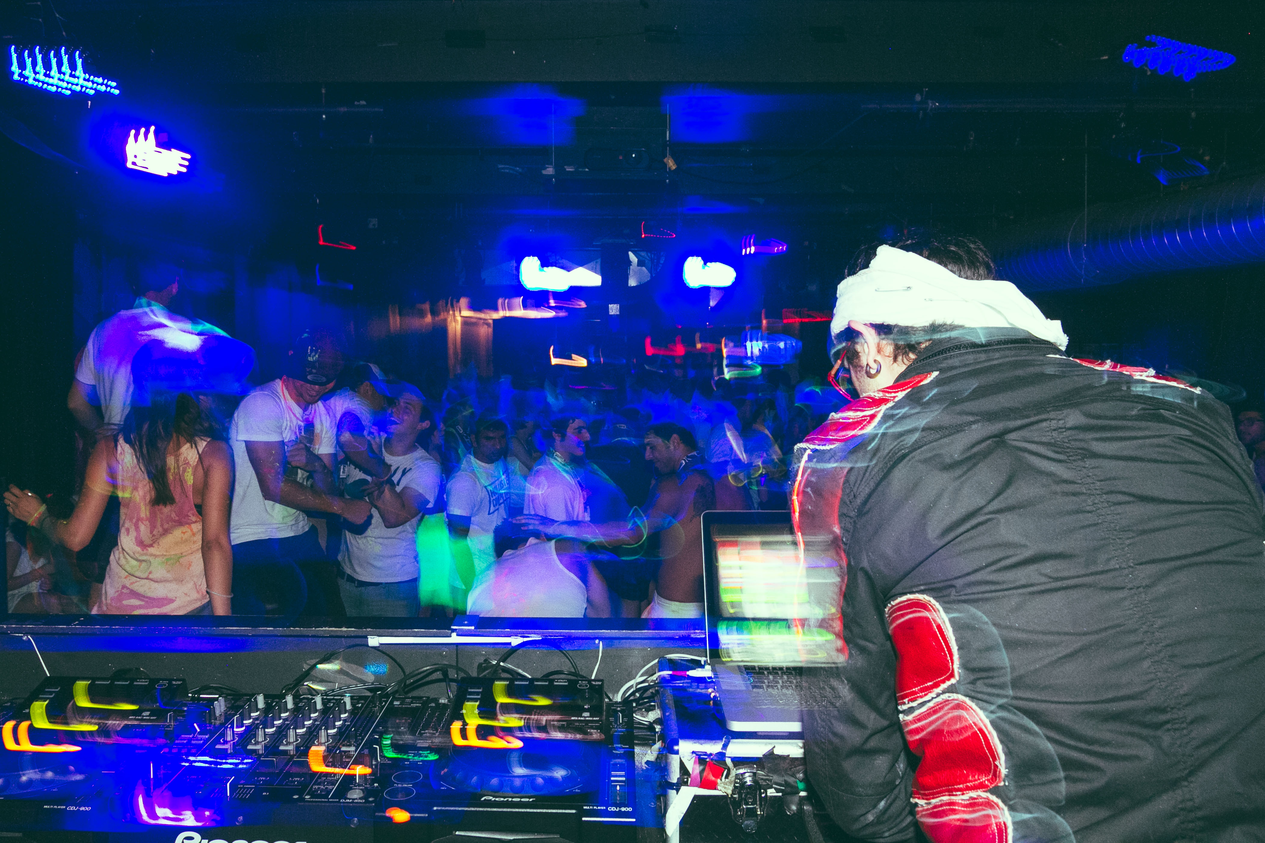 Drink! le Glow Party Yo! de MTL Blog ou comment manger les seins de Madame