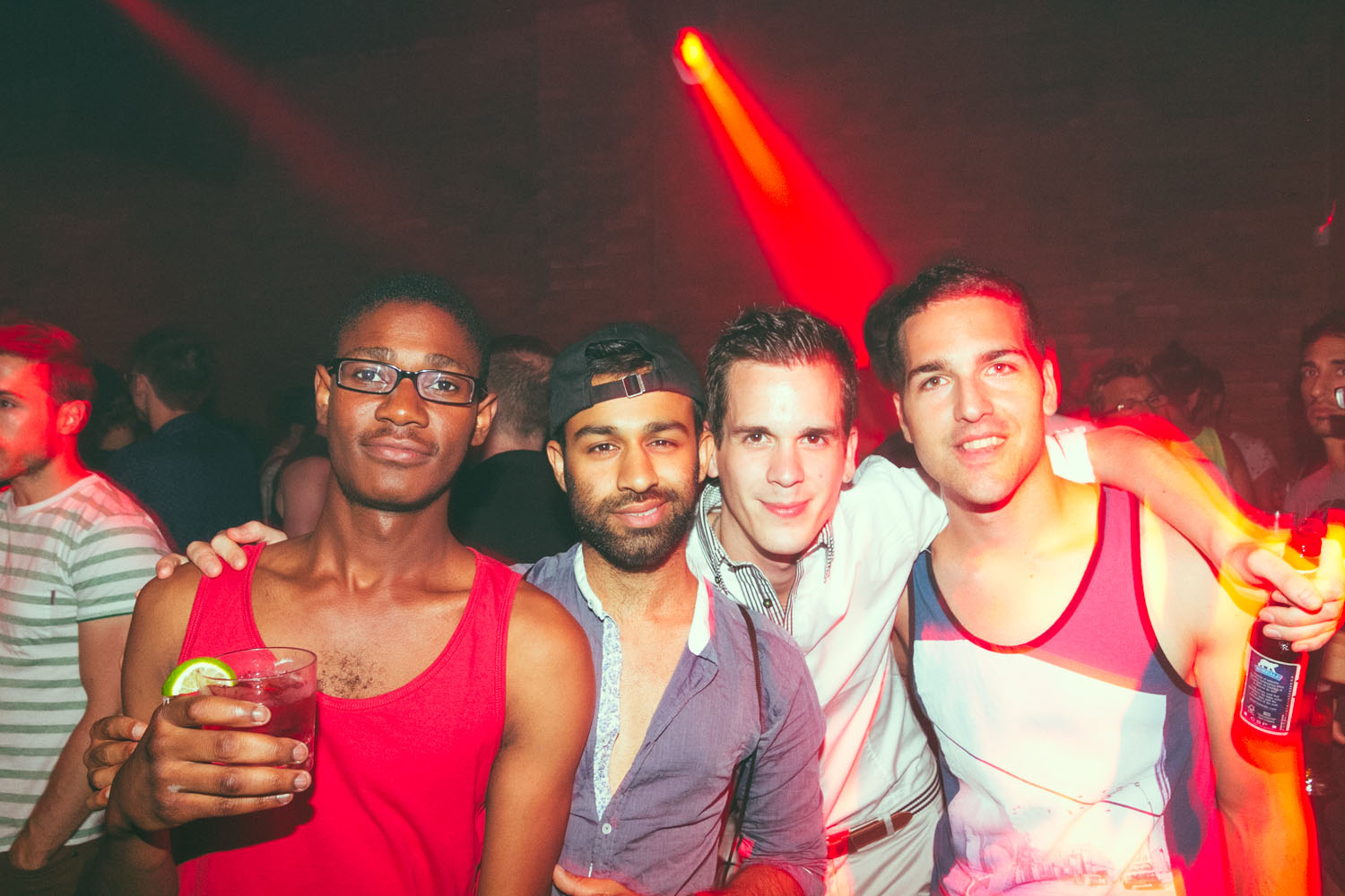 Mec Plus Ultra: un équipage de jolis matelots débarque au Belmont