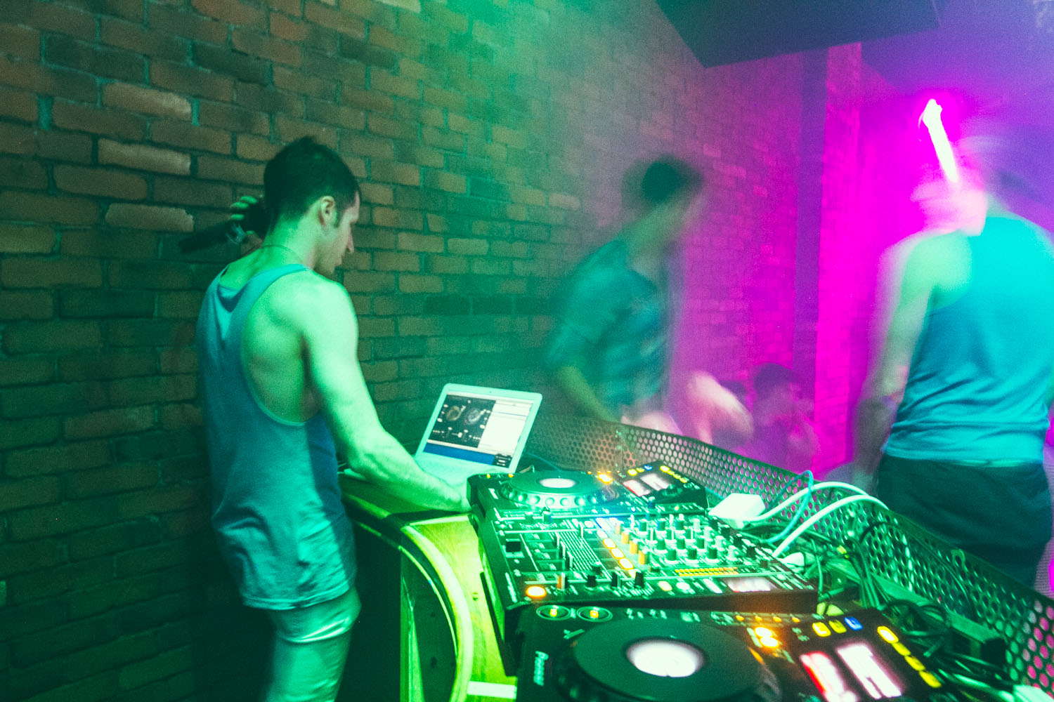 Mec Plus Ultra: un équipage de jolis matelots débarque au Belmont