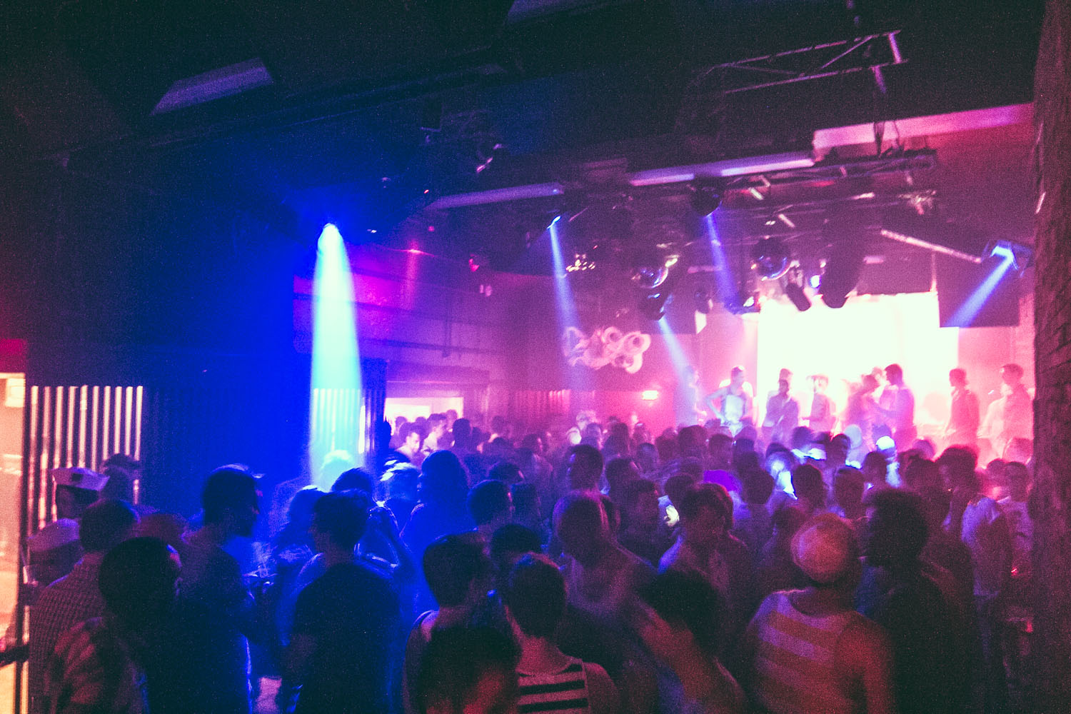 Mec Plus Ultra: un équipage de jolis matelots débarque au Belmont