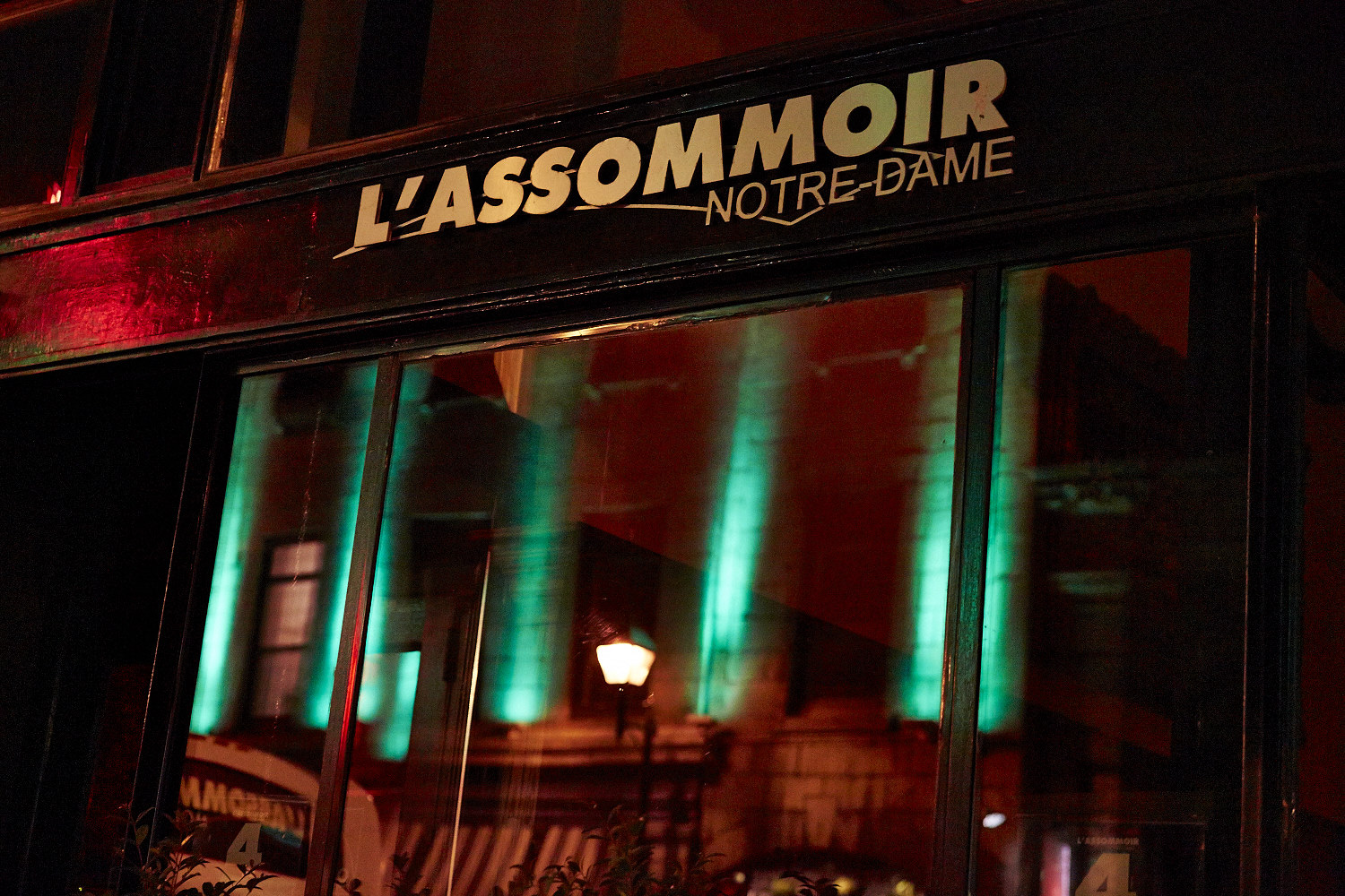 Des filles (et un homme) font office de buffet pour les 4 ans de l'Assommoir Notre-Dame