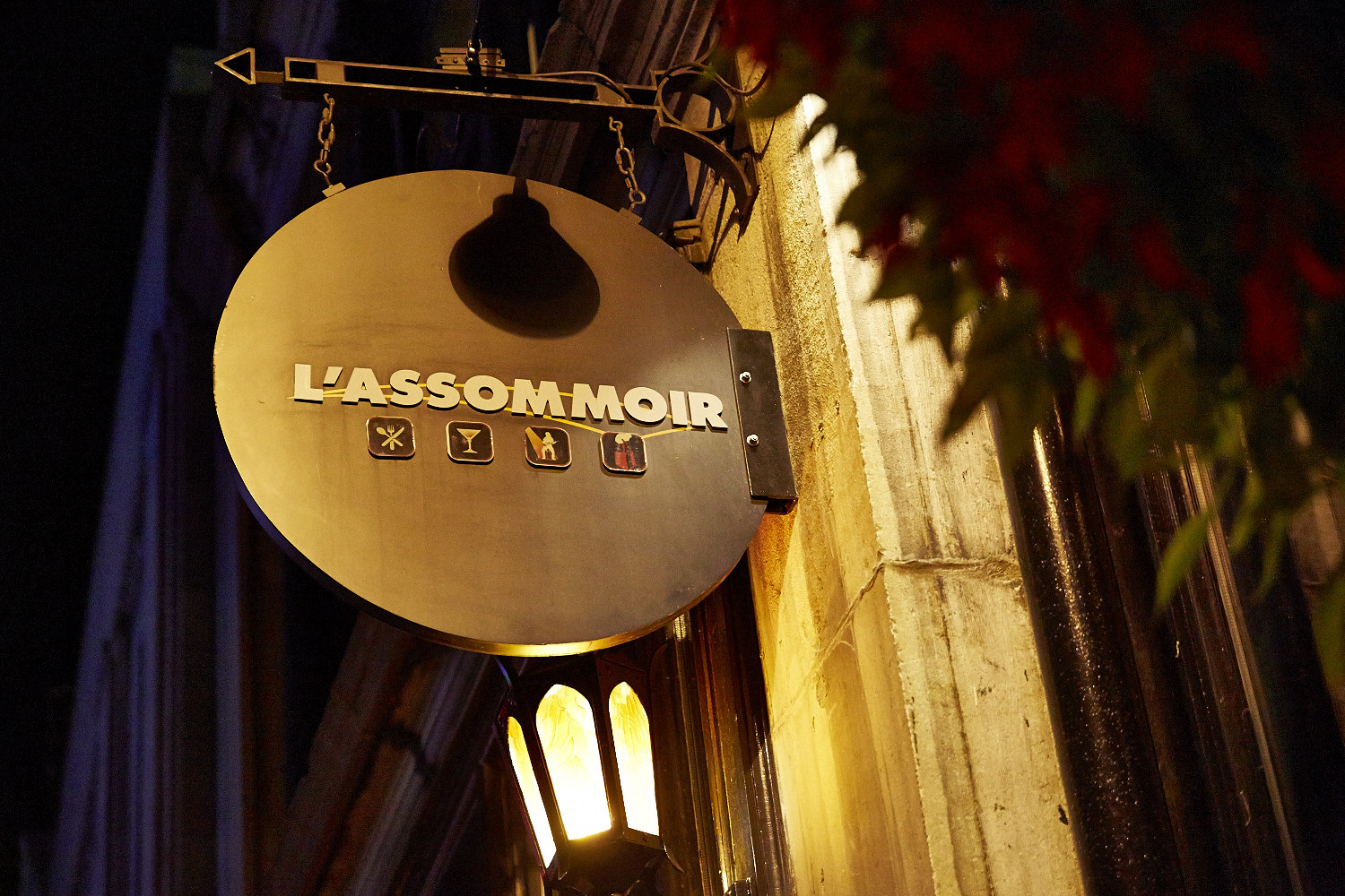 Des filles (et un homme) font office de buffet pour les 4 ans de l'Assommoir Notre-Dame