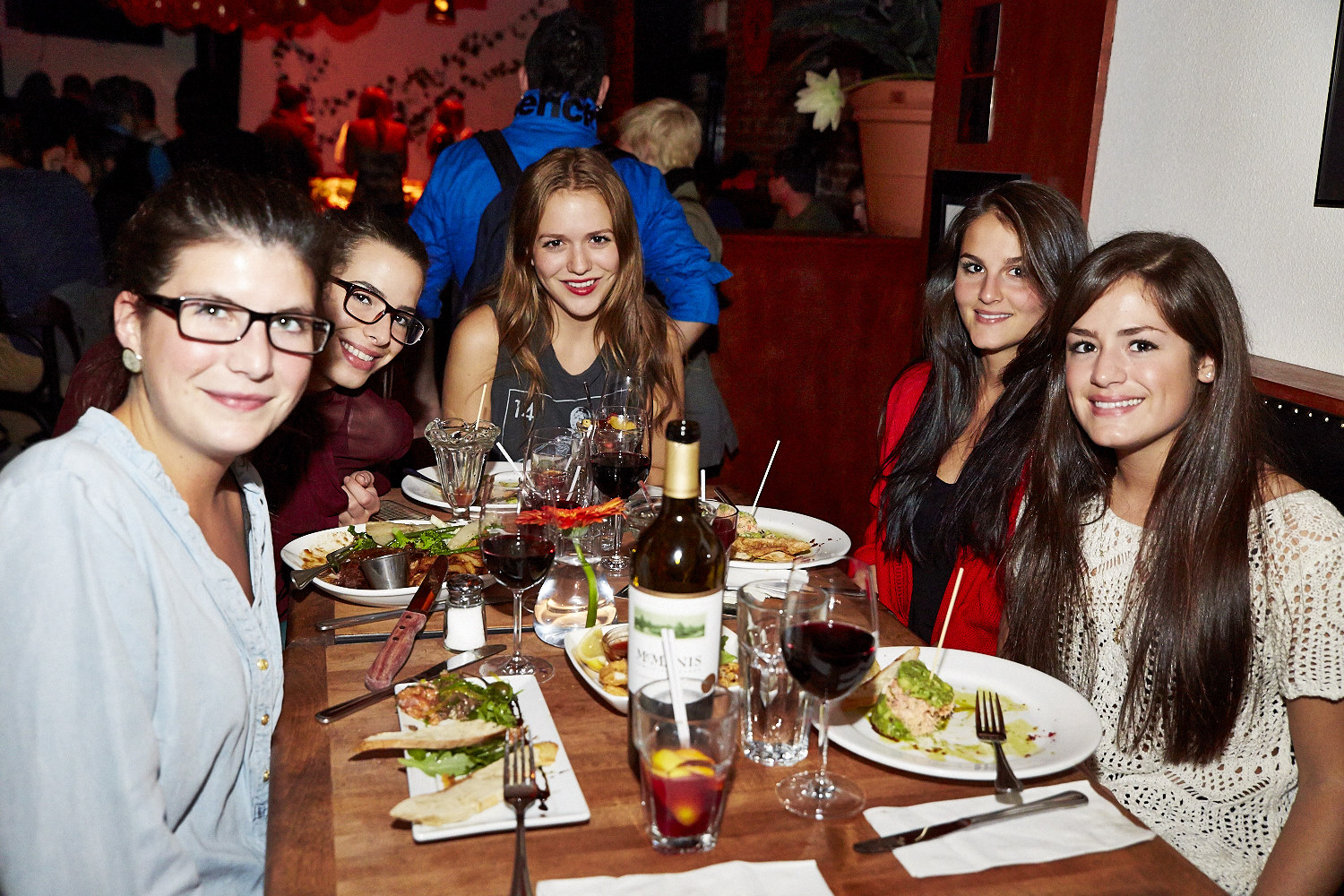 Des filles (et un homme) font office de buffet pour les 4 ans de l'Assommoir Notre-Dame