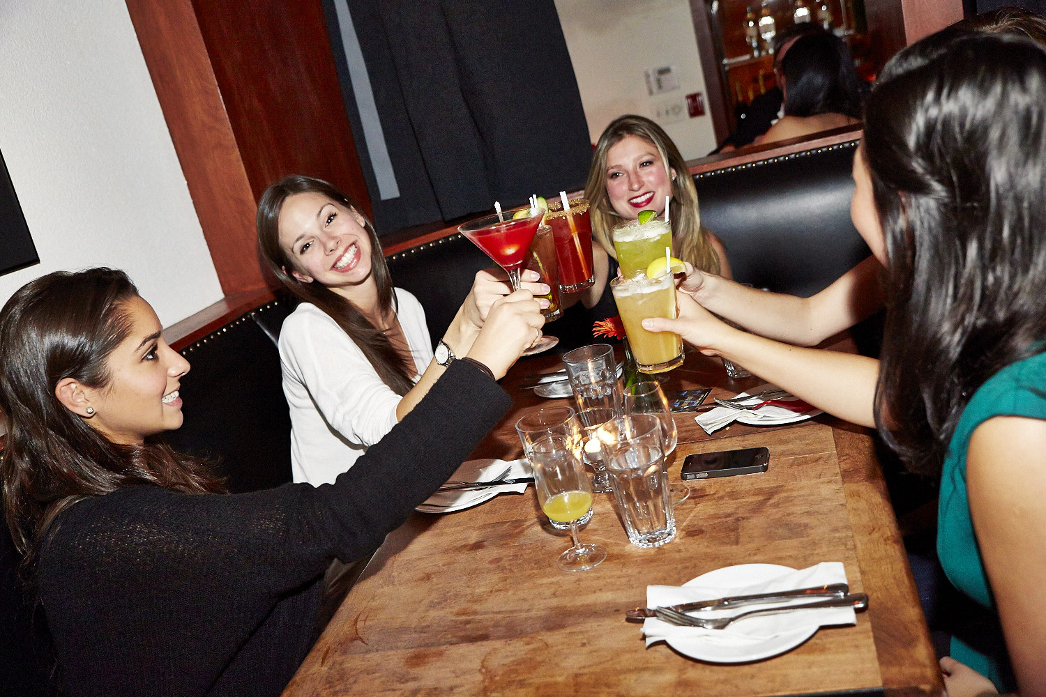 Des filles (et un homme) font office de buffet pour les 4 ans de l'Assommoir Notre-Dame