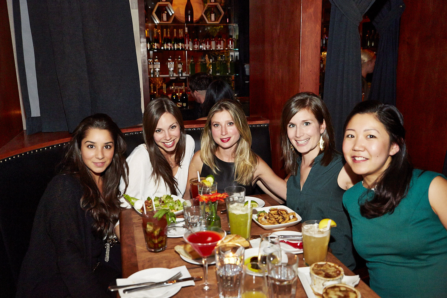 Des filles (et un homme) font office de buffet pour les 4 ans de l'Assommoir Notre-Dame