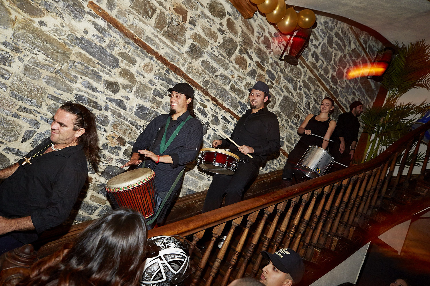 Des filles (et un homme) font office de buffet pour les 4 ans de l'Assommoir Notre-Dame