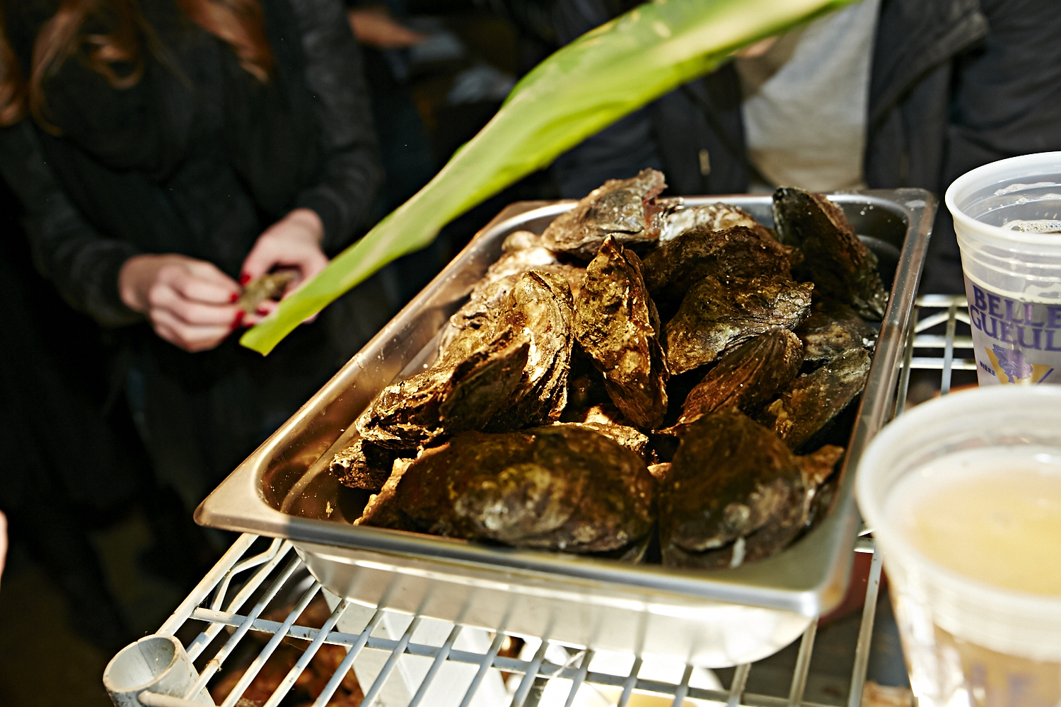 Le resto les «Cons Servent» offre un festin d'huîtres à leurs invités VIP!