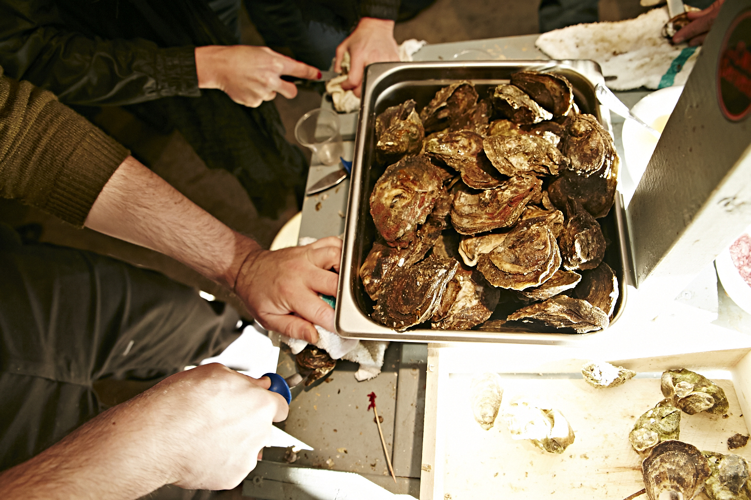 Le resto les «Cons Servent» offre un festin d'huîtres à leurs invités VIP!