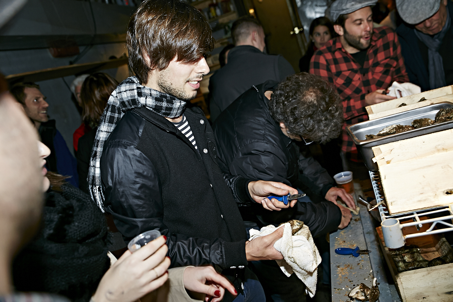 Le resto les «Cons Servent» offre un festin d'huîtres à leurs invités VIP!