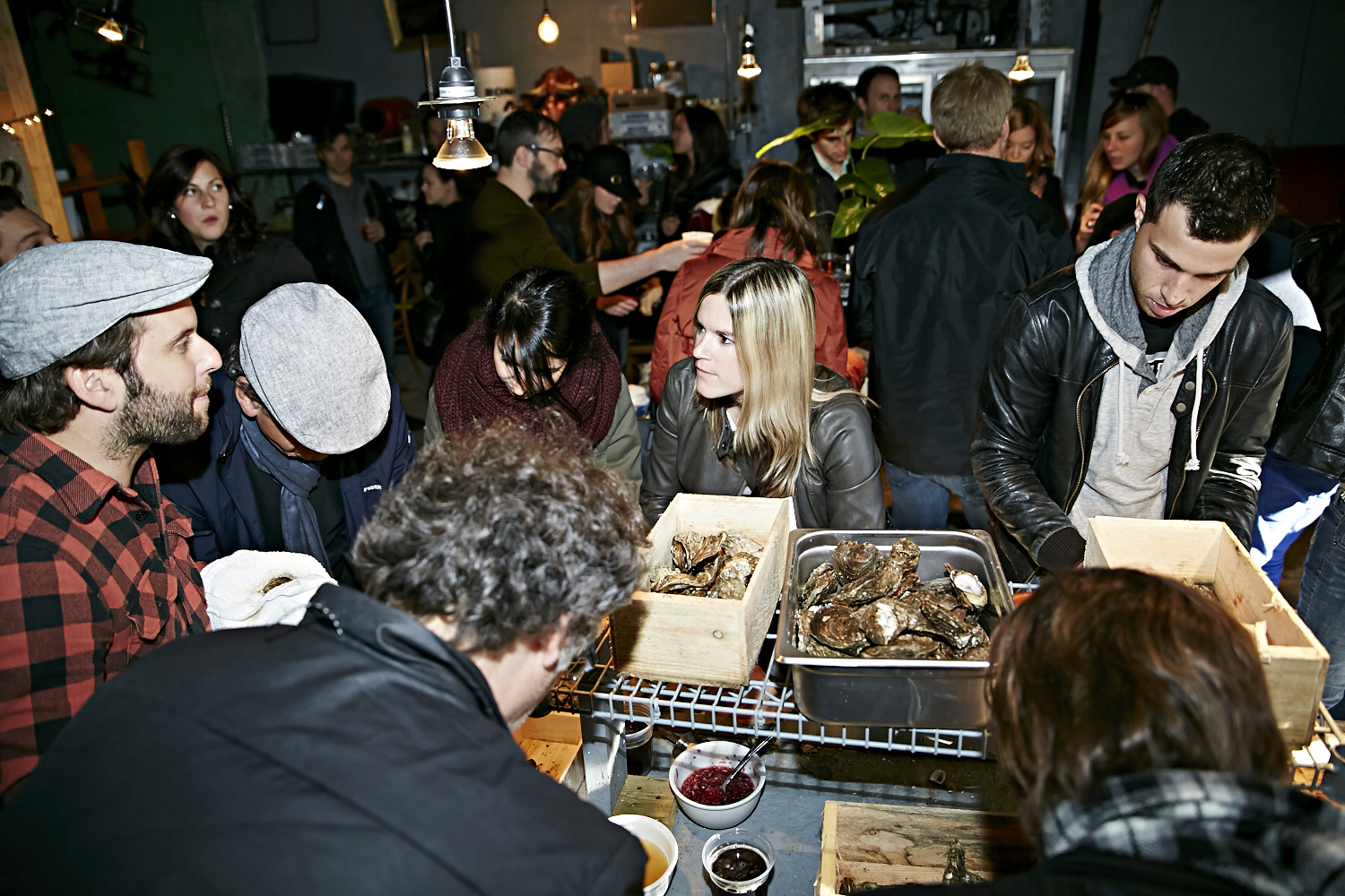 Le resto les «Cons Servent» offre un festin d'huîtres à leurs invités VIP!