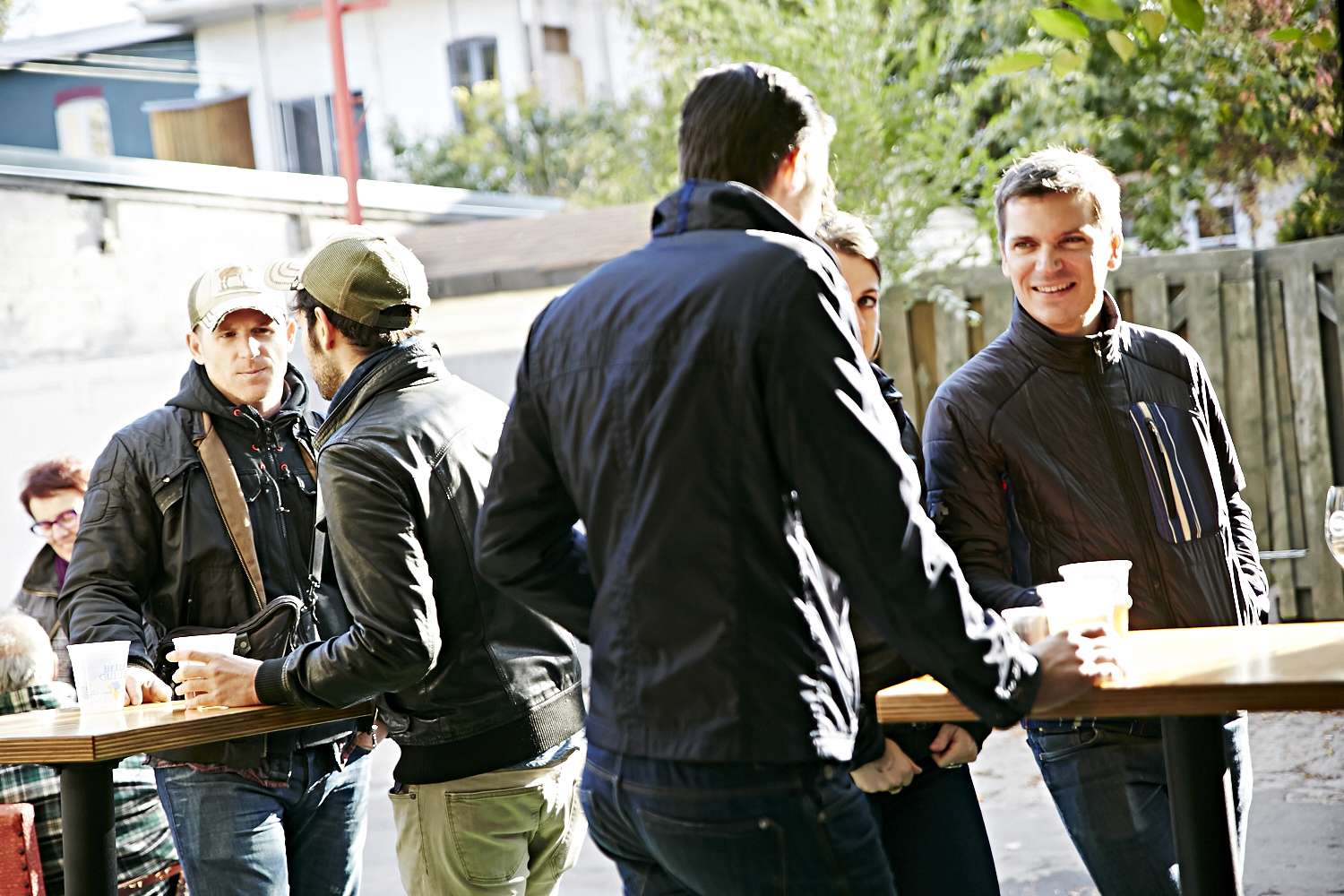 Le resto les «Cons Servent» offre un festin d'huîtres à leurs invités VIP!