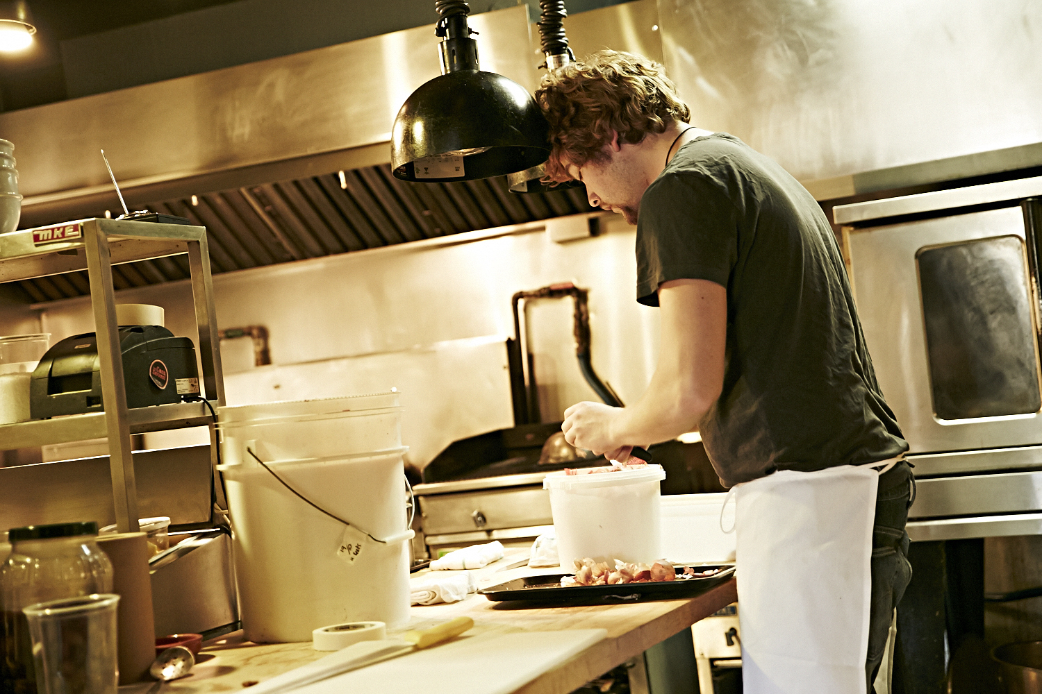 Le resto les «Cons Servent» offre un festin d'huîtres à leurs invités VIP!