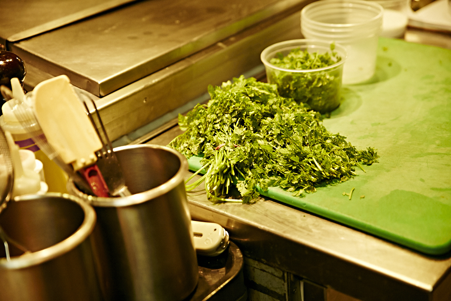 Le resto les «Cons Servent» offre un festin d'huîtres à leurs invités VIP!