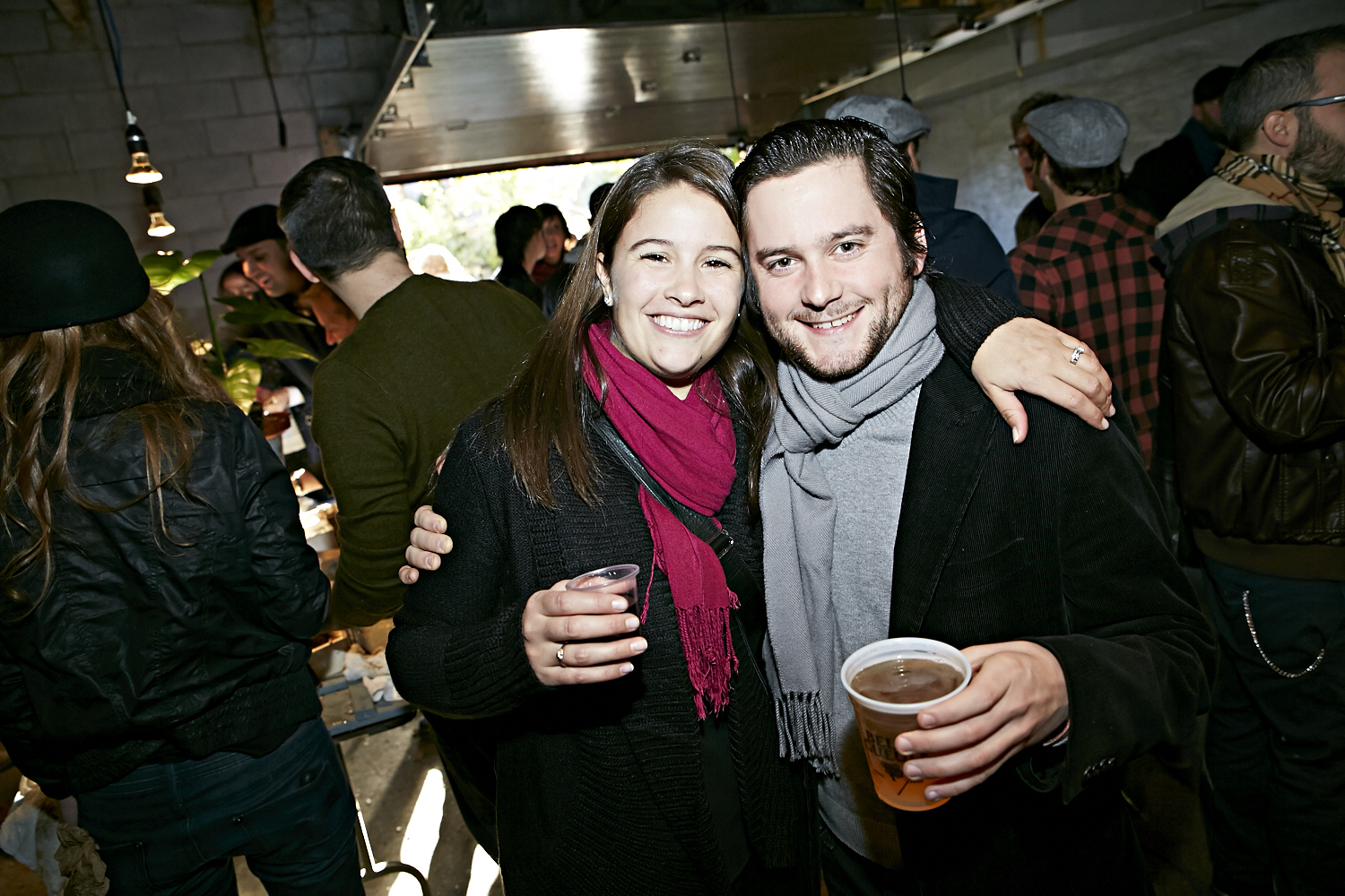 Le resto les «Cons Servent» offre un festin d'huîtres à leurs invités VIP!
