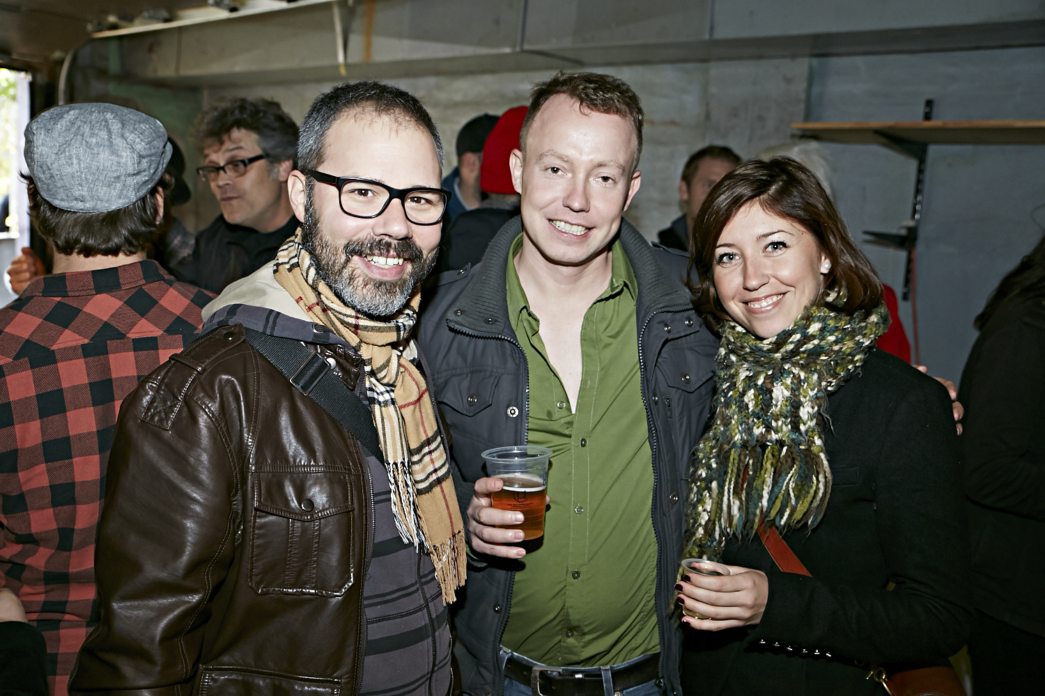 Le resto les «Cons Servent» offre un festin d'huîtres à leurs invités VIP!