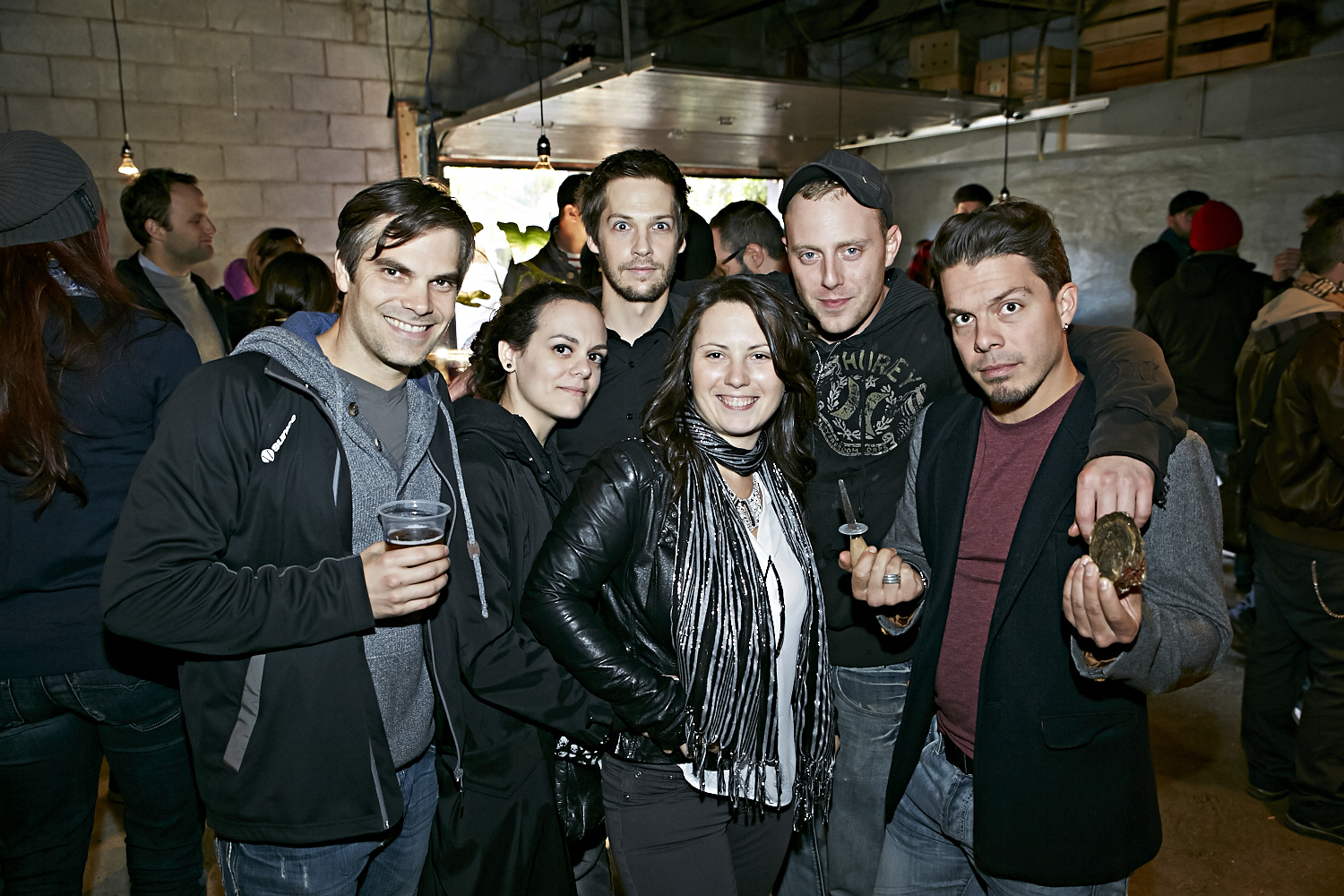 Le resto les «Cons Servent» offre un festin d'huîtres à leurs invités VIP!