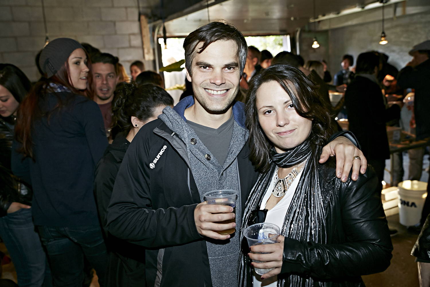 Le resto les «Cons Servent» offre un festin d'huîtres à leurs invités VIP!