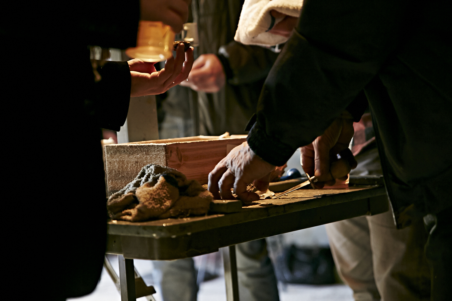 Le resto les «Cons Servent» offre un festin d'huîtres à leurs invités VIP!