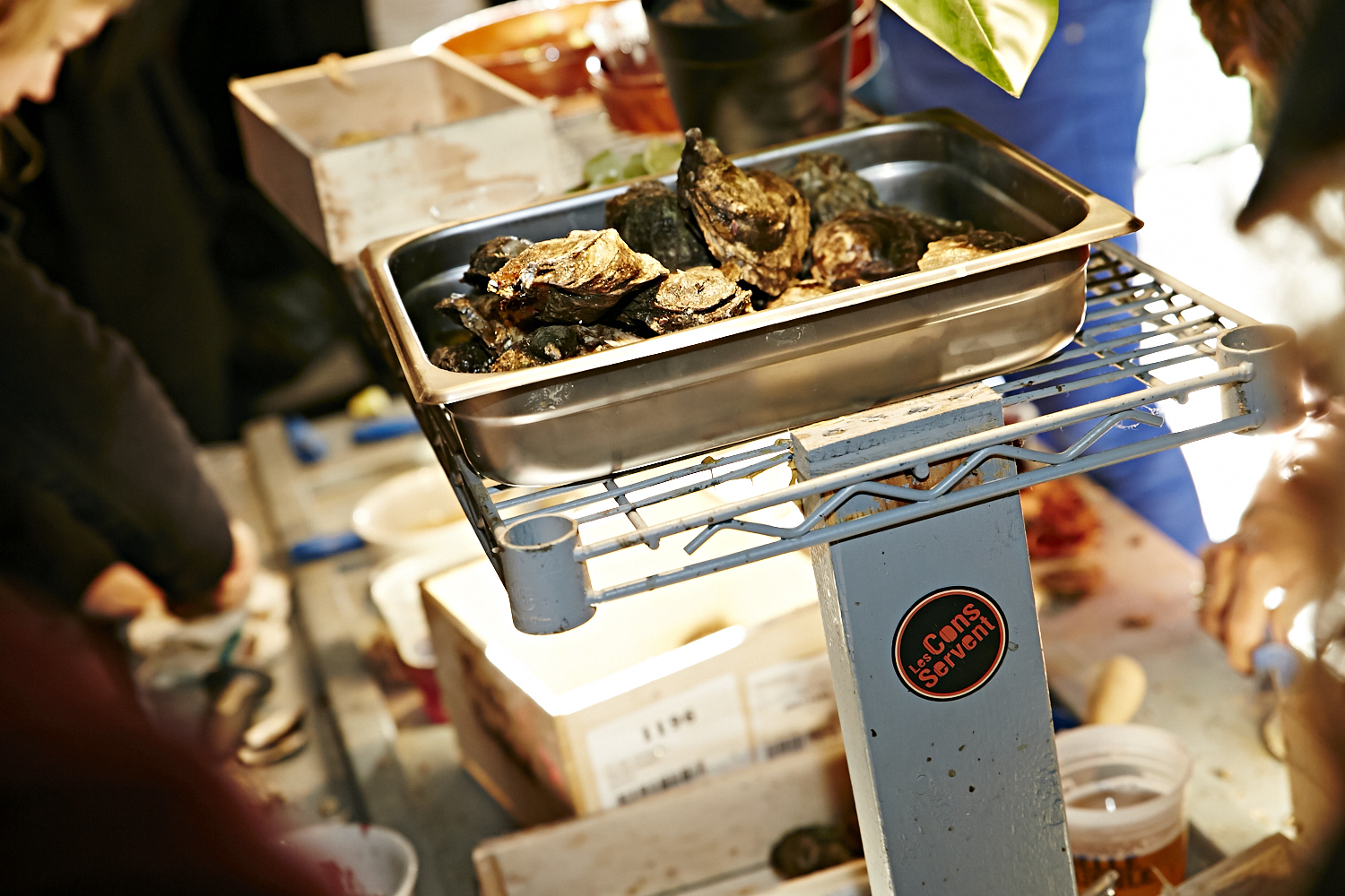 Le resto les «Cons Servent» offre un festin d'huîtres à leurs invités VIP!