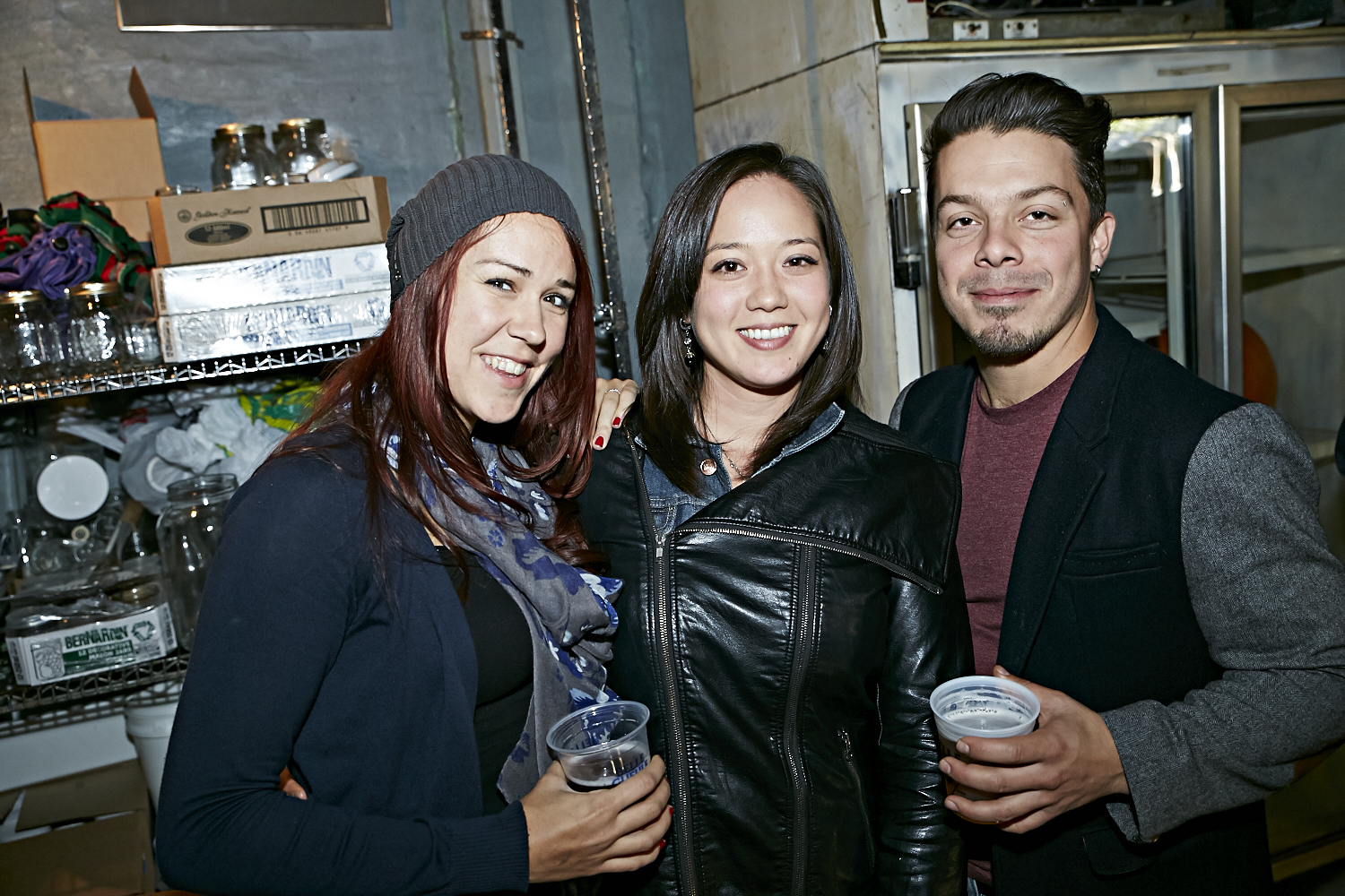 Le resto les «Cons Servent» offre un festin d'huîtres à leurs invités VIP!