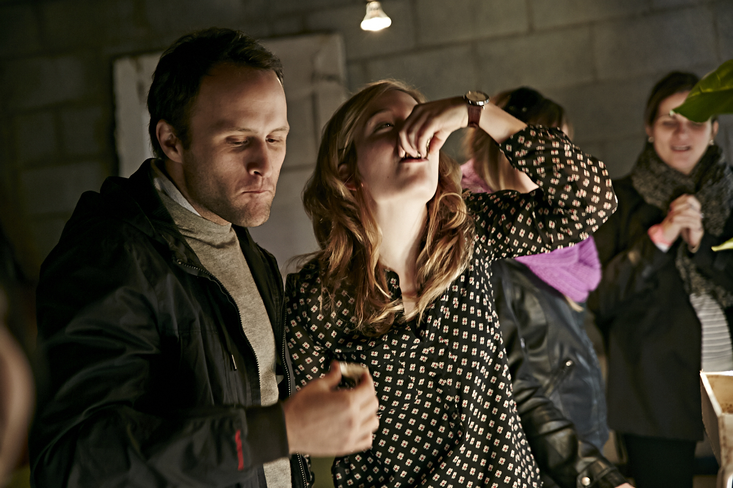 Le resto les «Cons Servent» offre un festin d'huîtres à leurs invités VIP!