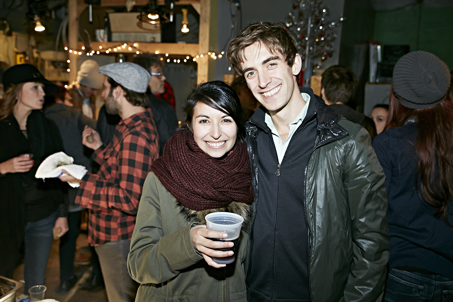 Le resto les «Cons Servent» offre un festin d'huîtres à leurs invités VIP!