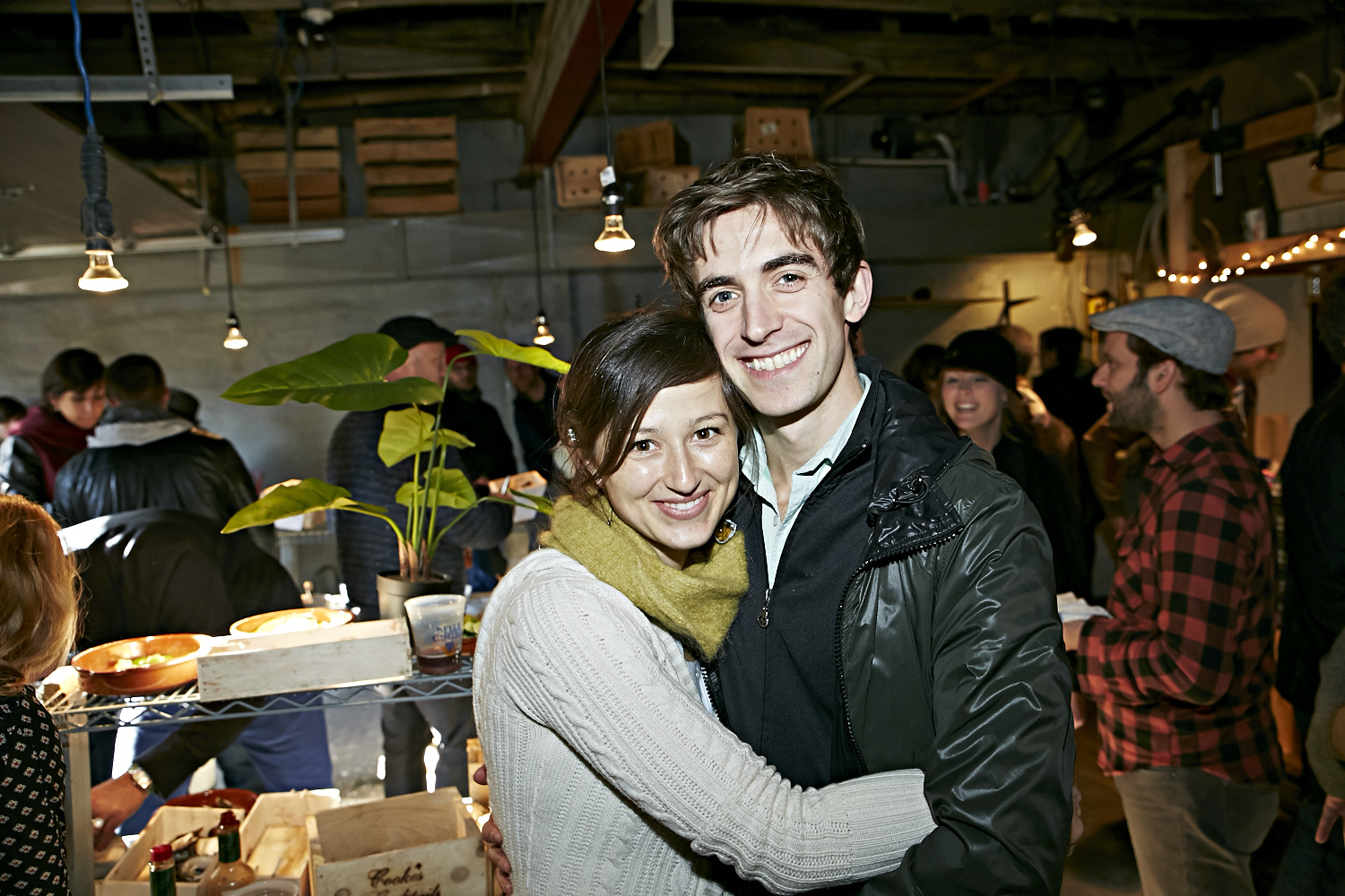 Le resto les «Cons Servent» offre un festin d'huîtres à leurs invités VIP!